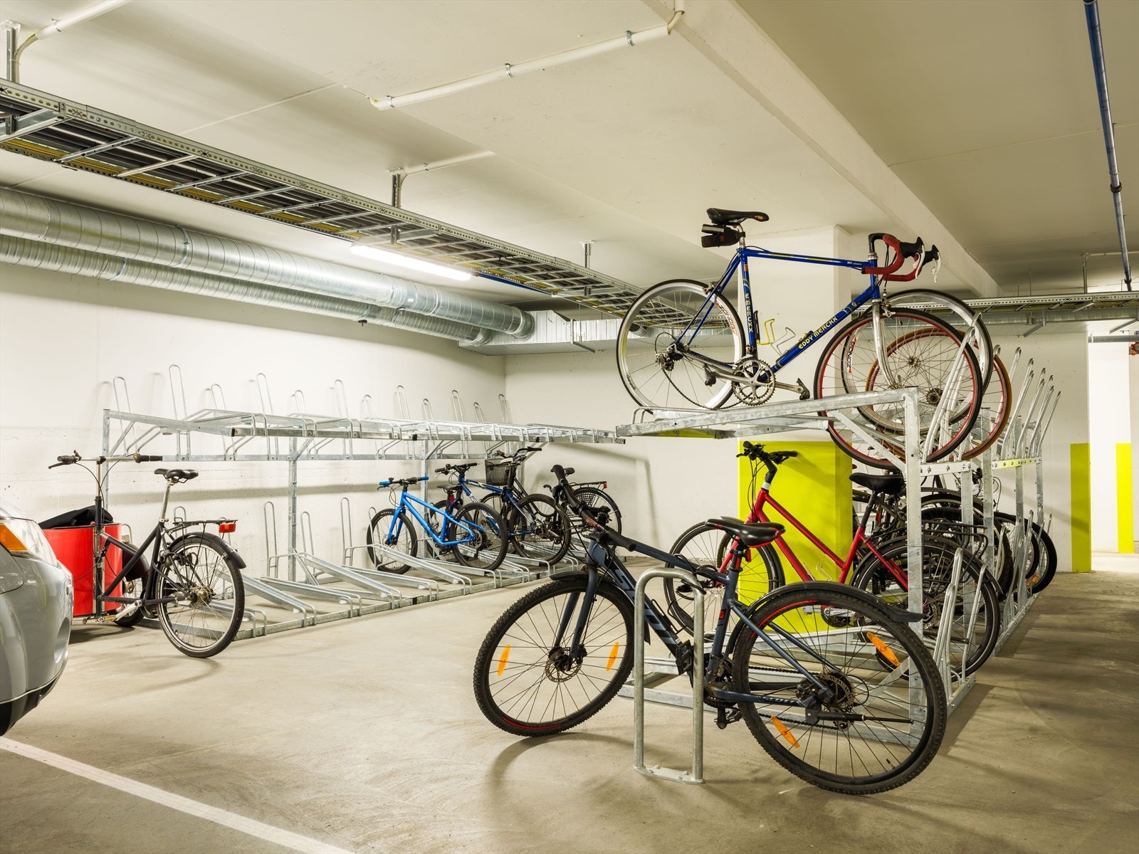 Sameiet har godt med sykkelparkering under tak i garasjeanlegget. Galleribilde