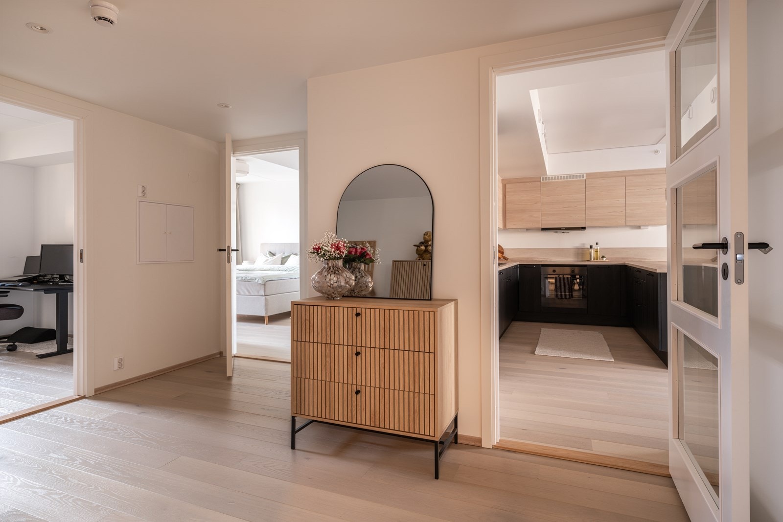 Gangen leder videre inn mot det åpne stue- og kjøkkenområdet. Galleribilde