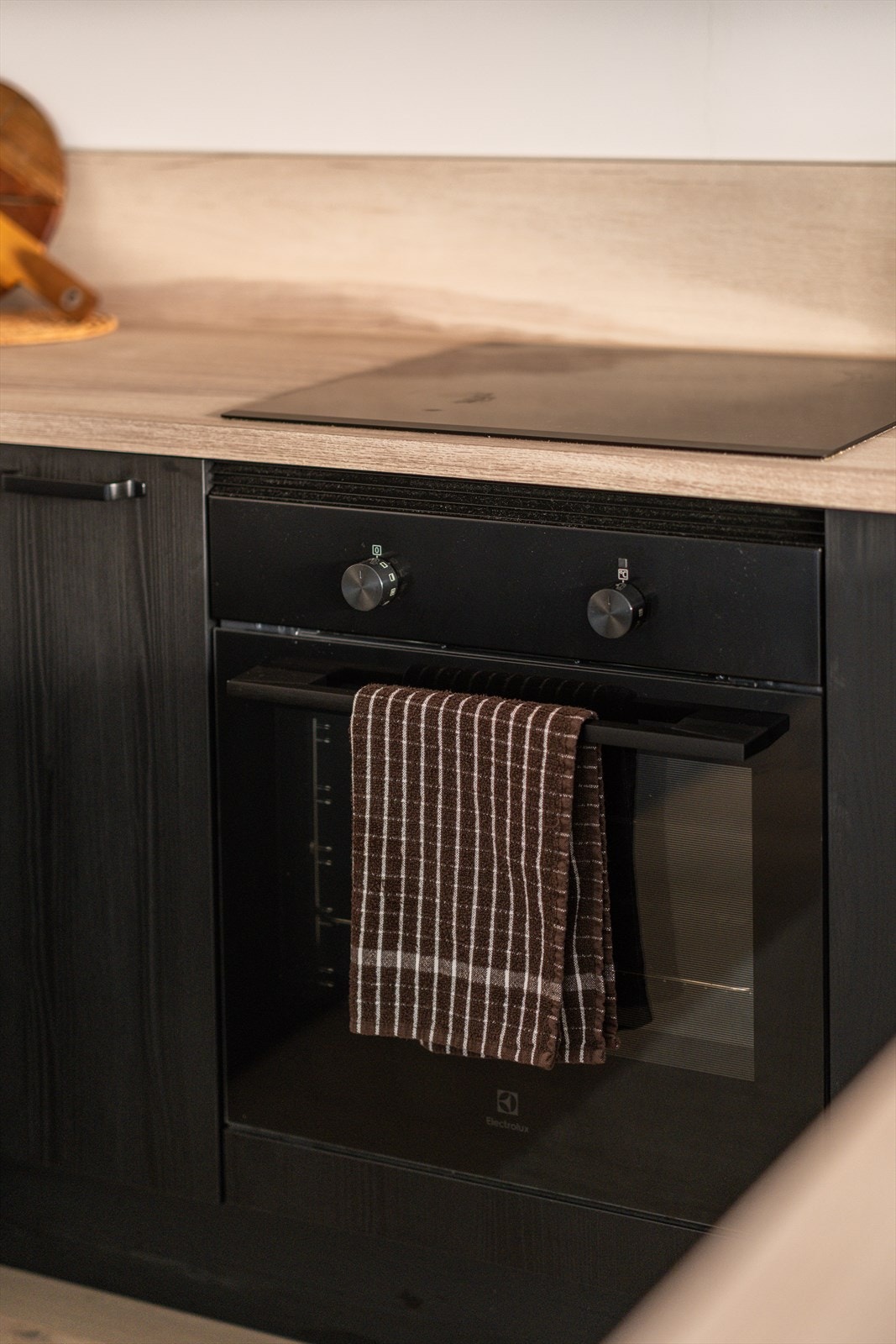 Alle hvitevarer er integrert for et helhetlig og stilrent design. Galleribilde