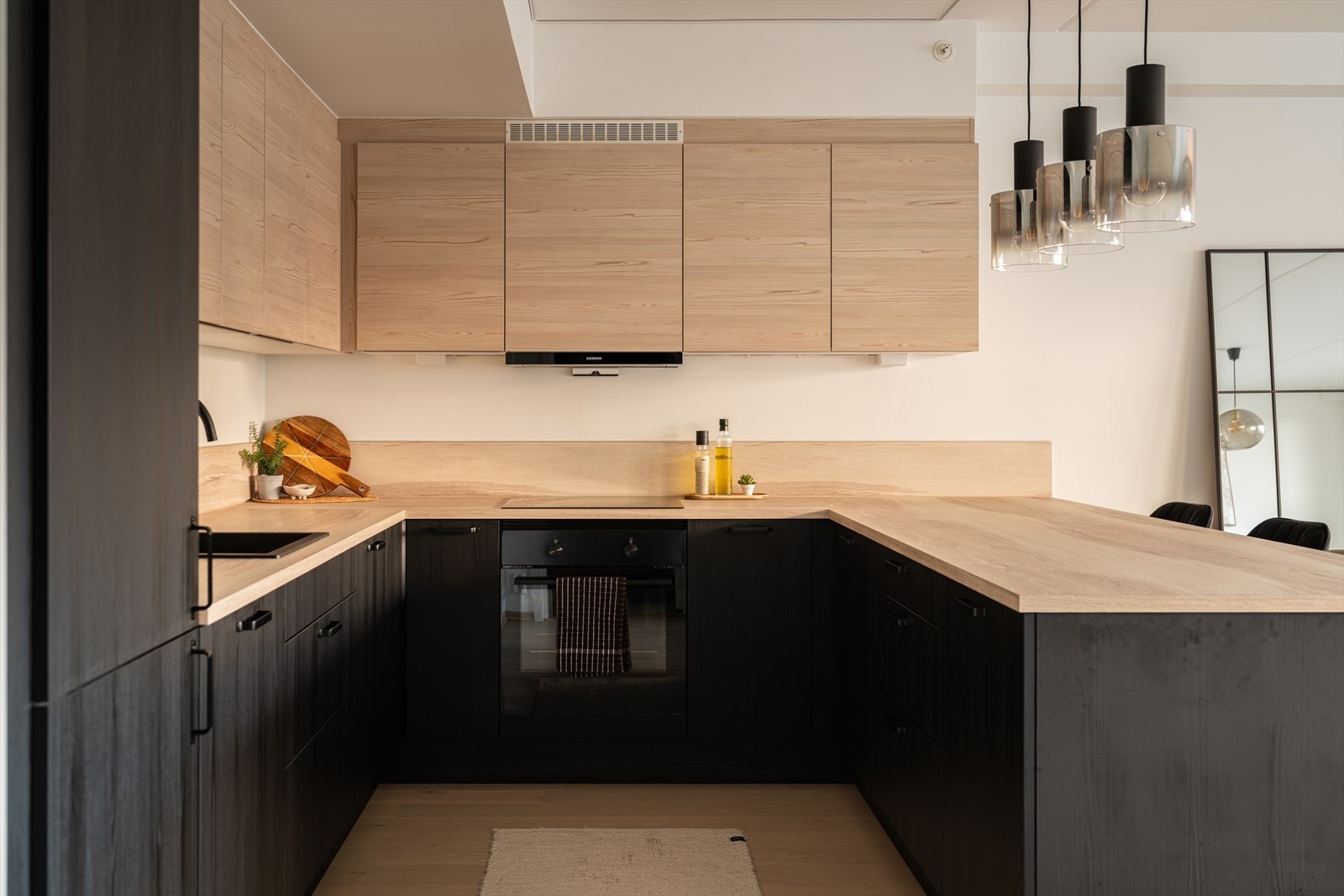 Kjøkkenet har en praktisk U-form som gir rikelig med skap- og benkeplass. Galleribilde