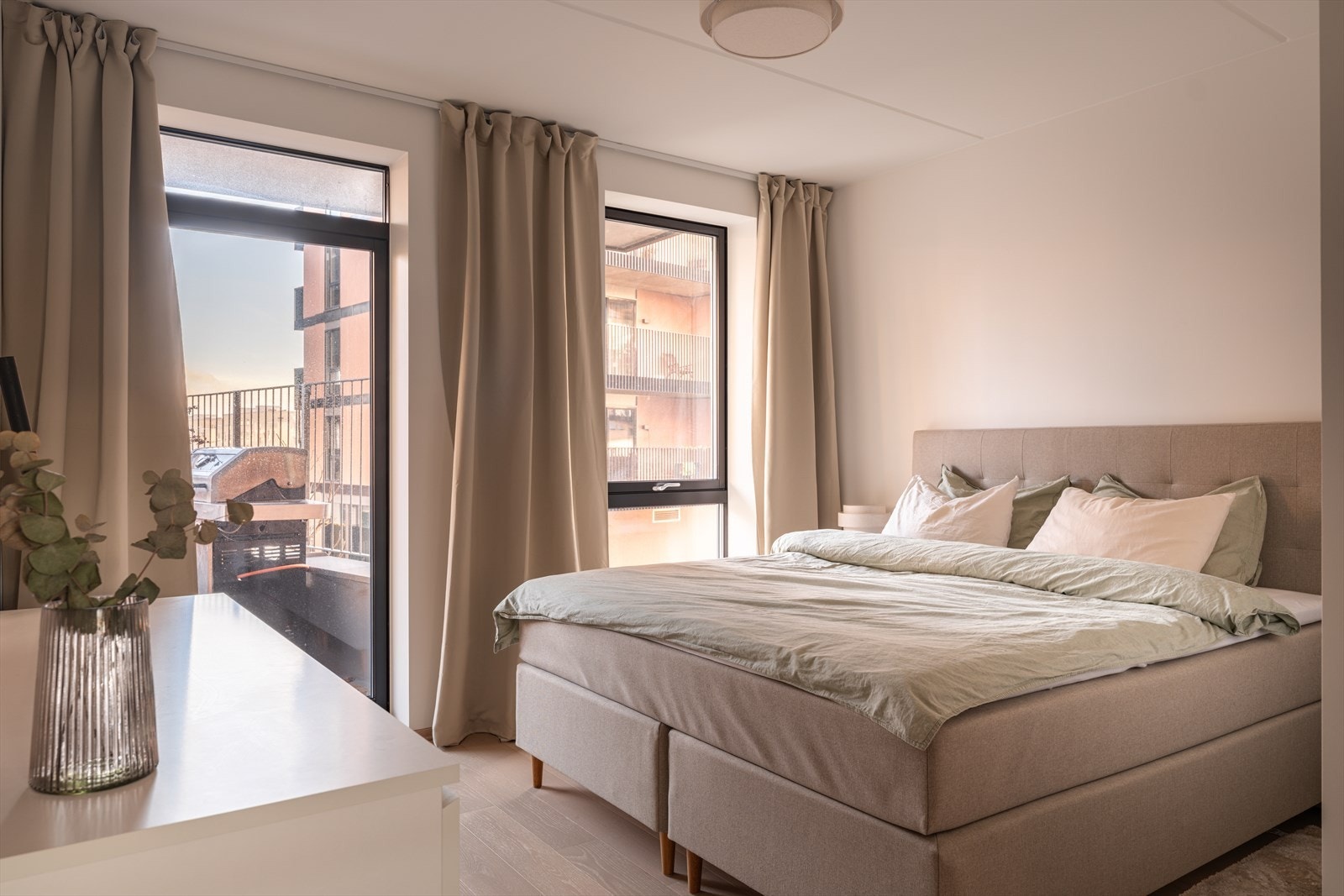 Hovedsoverommet har direkte utgang til den østvendte markterrassen på 7 m². Galleribilde