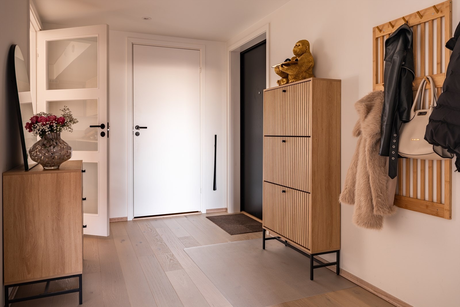 Innbydende og lys entrè ønsker deg velkommen. Her er det god plass til lagring av sko og yttertøy. Galleribilde