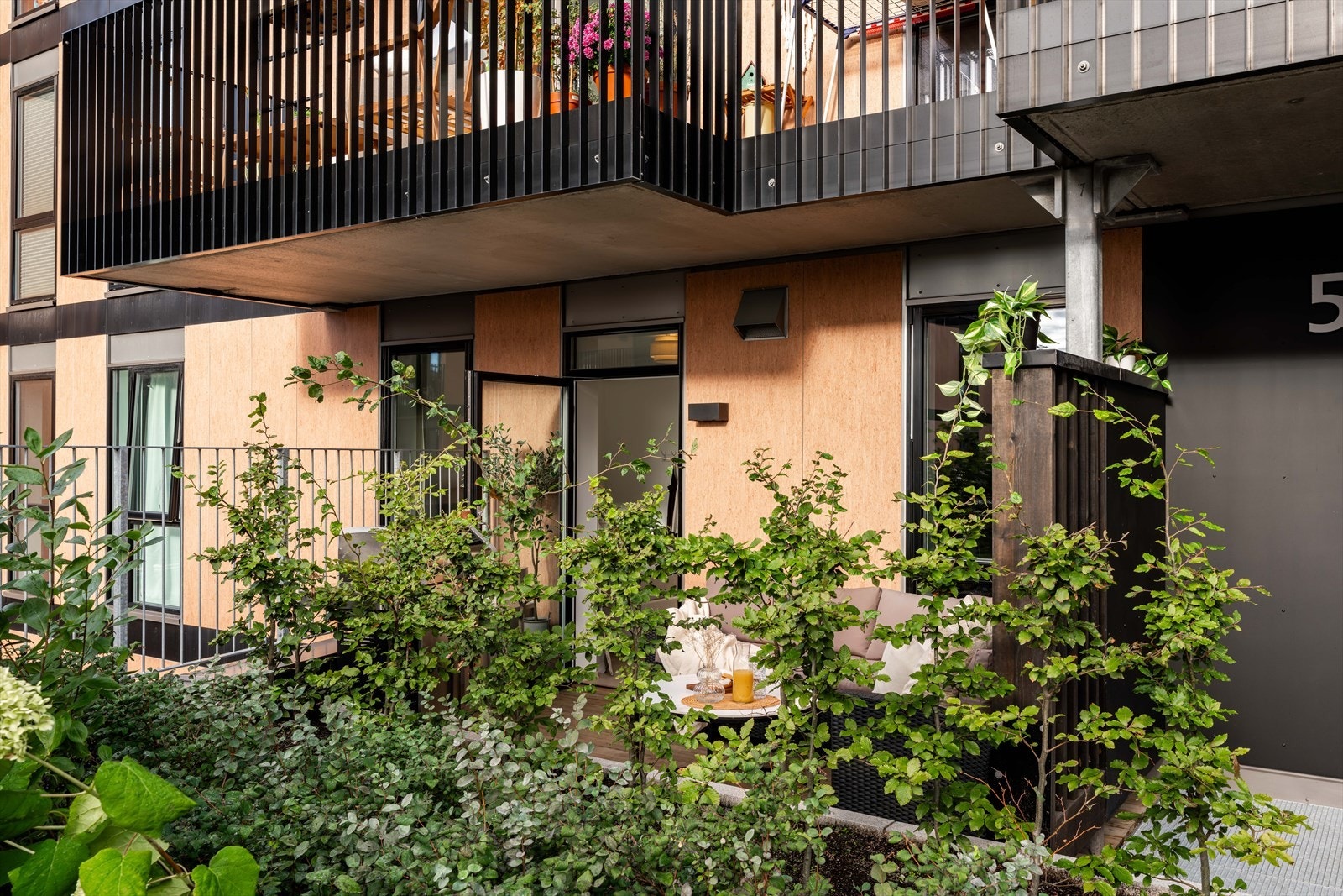 Uteplassen er omkranset av beplantning som skjermer for innsyn. Galleribilde