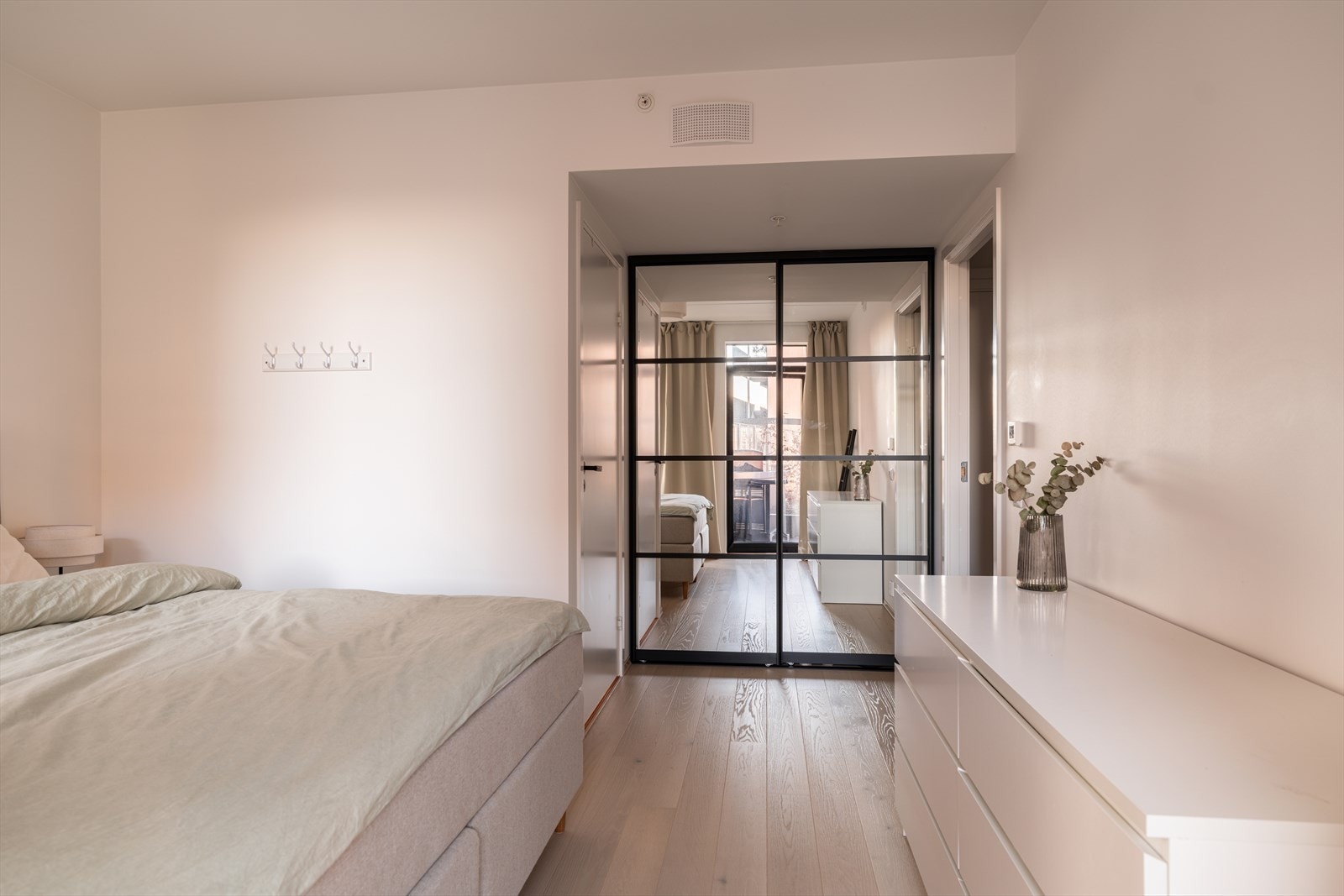 Fra hovedsoverommet er det også adkomst til et bad en-suite. Galleribilde