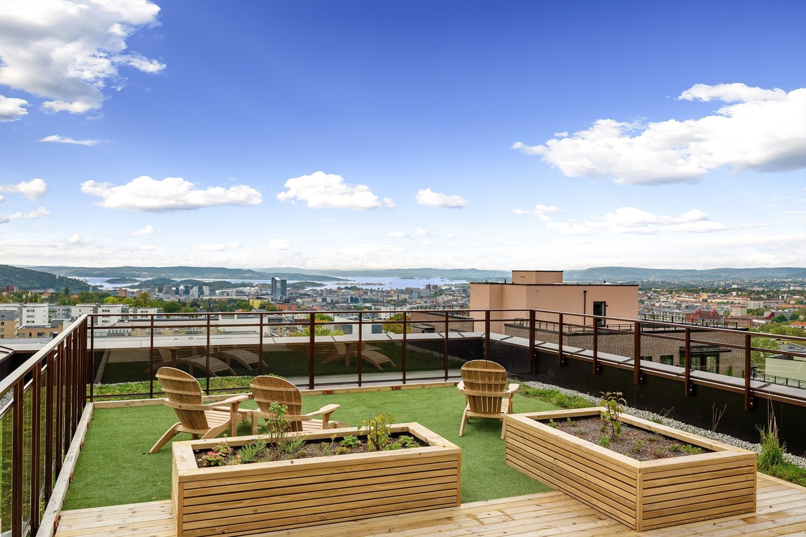 Herfra er det en vidstrakt utsikt over Oslo og fjorden. Galleribilde