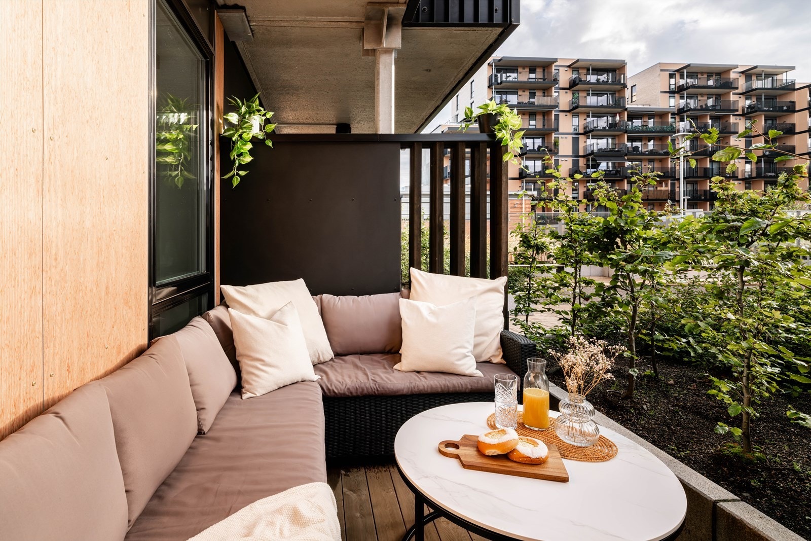 Terrassen er delvis overbygget og ligger skjermet til. Galleribilde