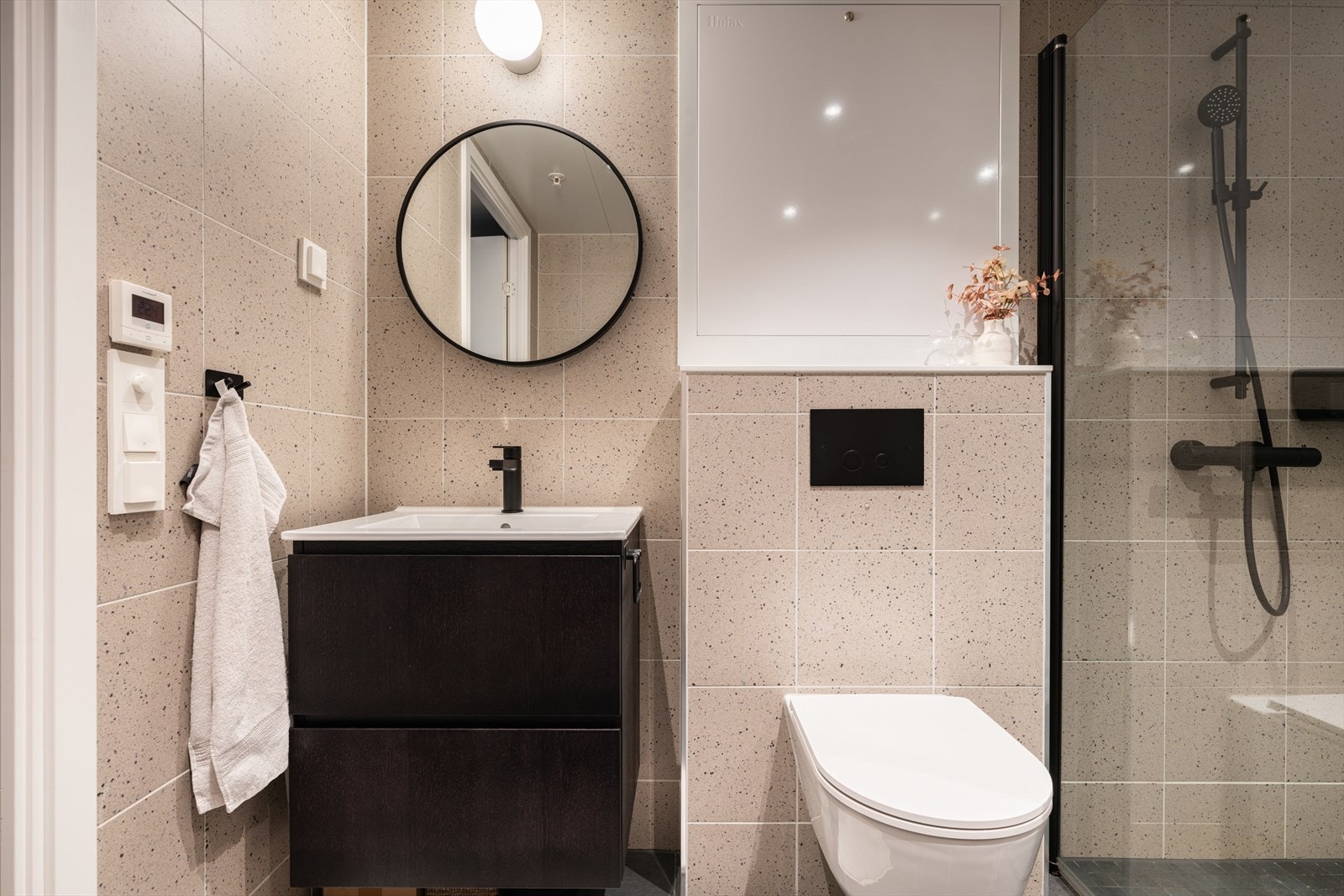 Badet har vegghengt toalett og servant med underskap. Galleribilde