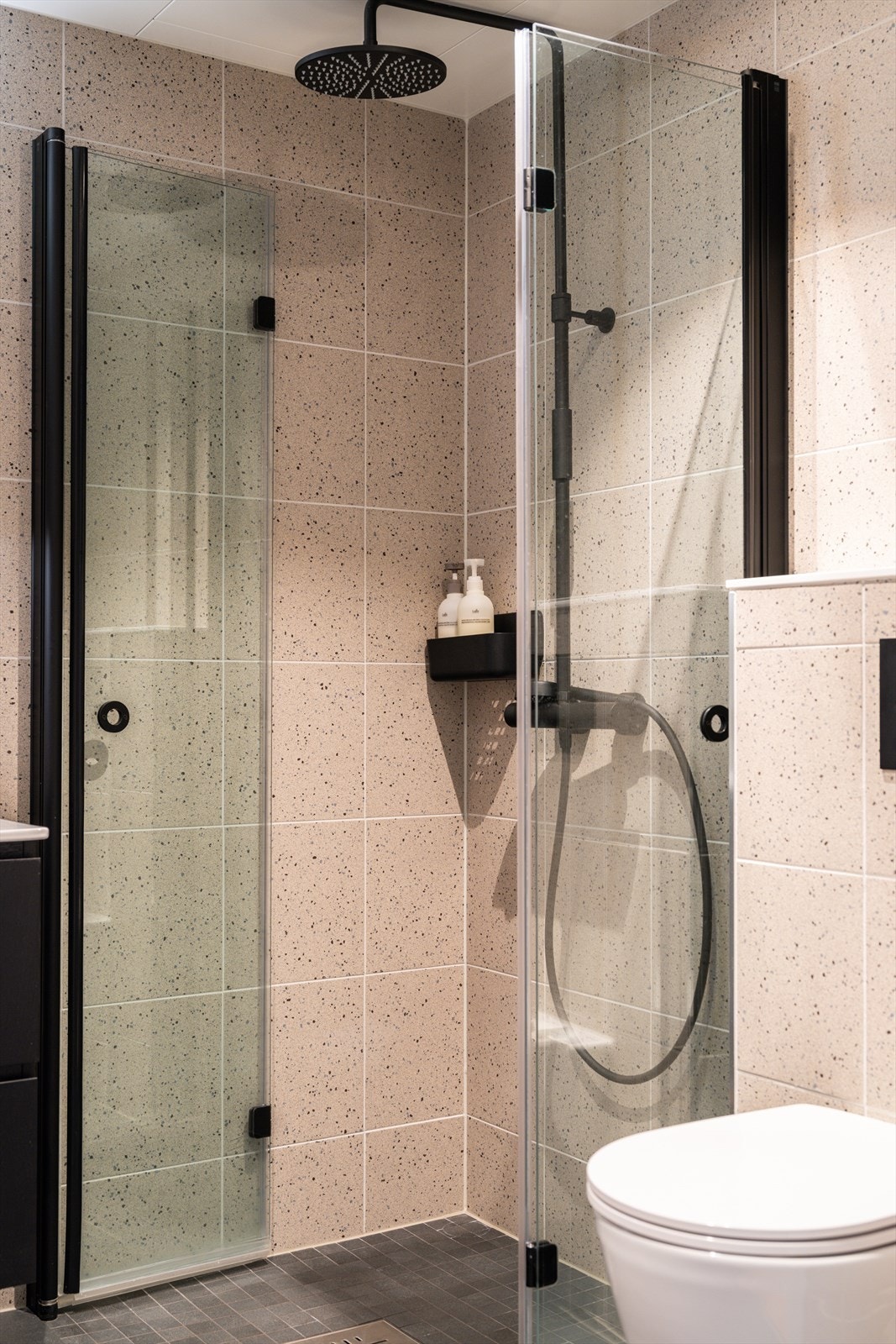 Badet er utstyrt med innfellbare dusjvegger i glass og downlights i himling. Galleribilde