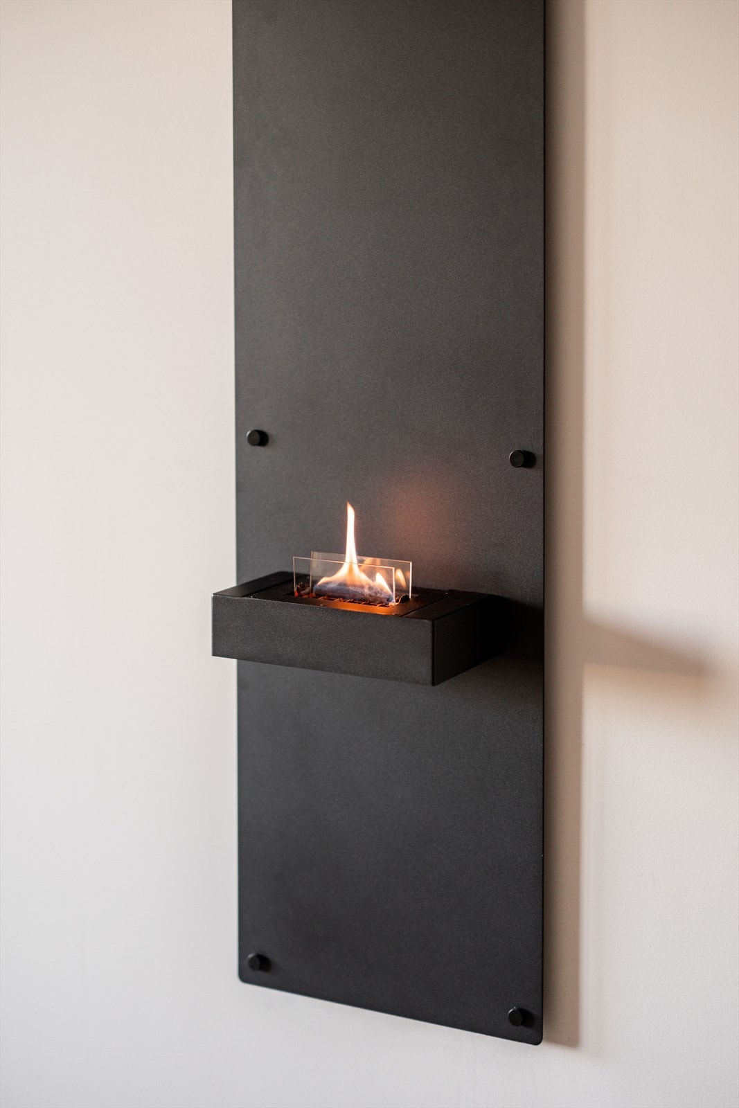 En stilren biopeis er montert i mellom kjøkkenet og stuen. Galleribilde