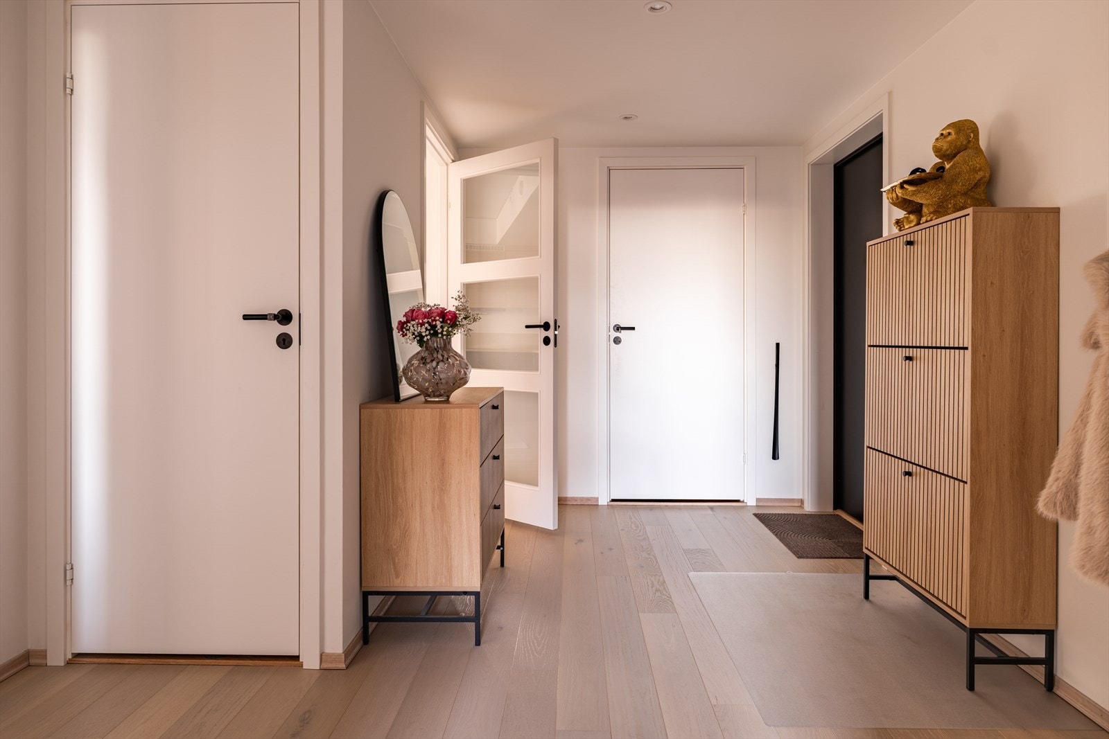 Gjennomgående eikeparkett og hvite, glatte innerdører gir et helhetlig inntrykk. Galleribilde