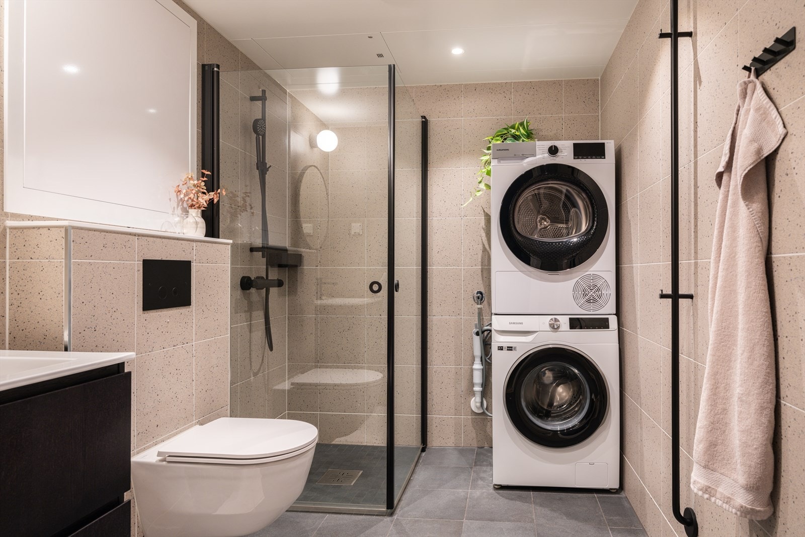 Leiligheten har to komplette bad, en praktisk luksus i hverdagen. Galleribilde