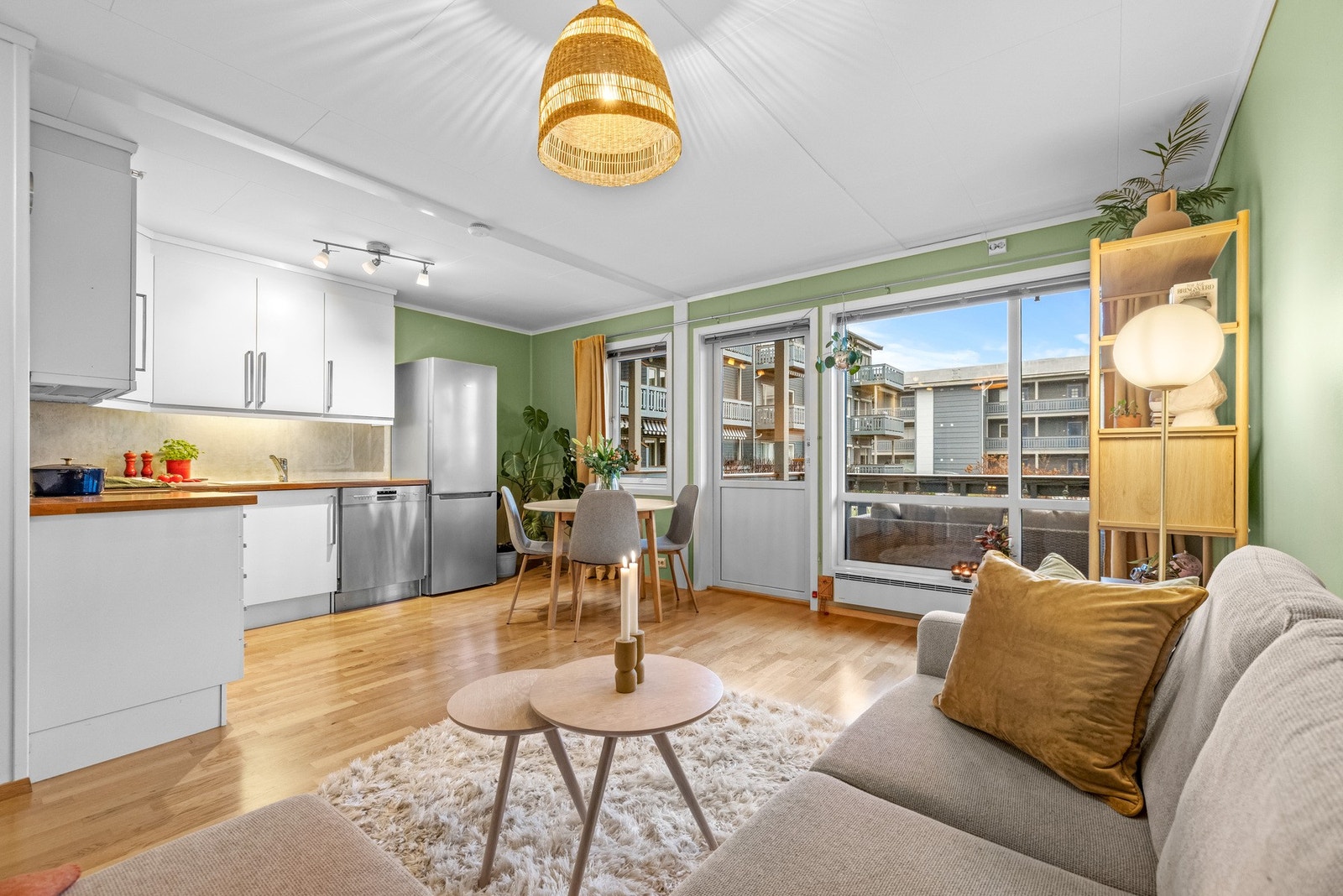 Det åpne stue- og kjøkkenområdet oppleves svært lyst og romslig, med store vindusflater som slipper inn rikelig med naturlig dagslys. Galleribilde