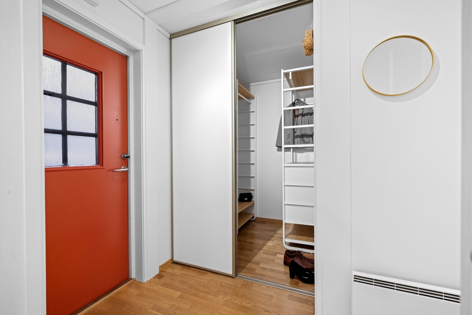 Entréen ønsker deg velkommen , og her har du god plass til å møblere med oppheng for yttertøy, skohylle og et praktisk garderobeskap. Fra entréen er det adkomst til både badet og soverommet. Galleribilde