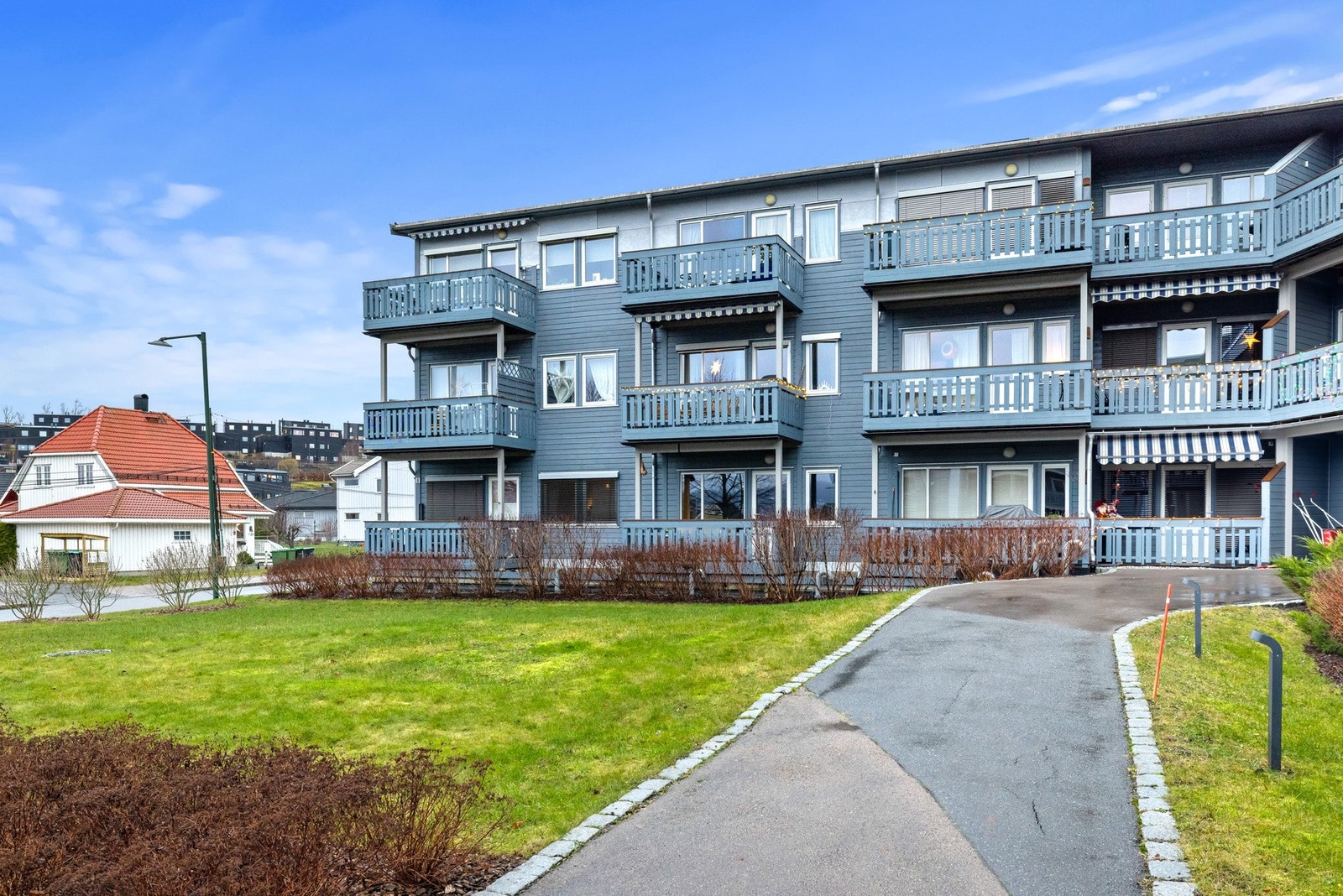 Fellesarealene i borettslaget er pent opparbeidet med diverse beplantninger og belysning. Galleribilde