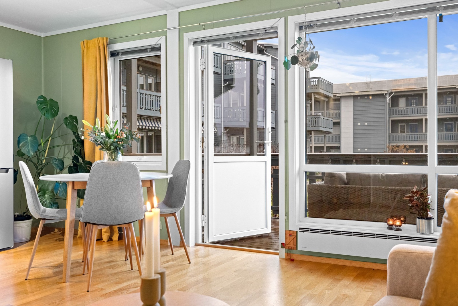 Fra stuen har du direkte utgang til en sydvendt veranda på ca. 6 m². Galleribilde