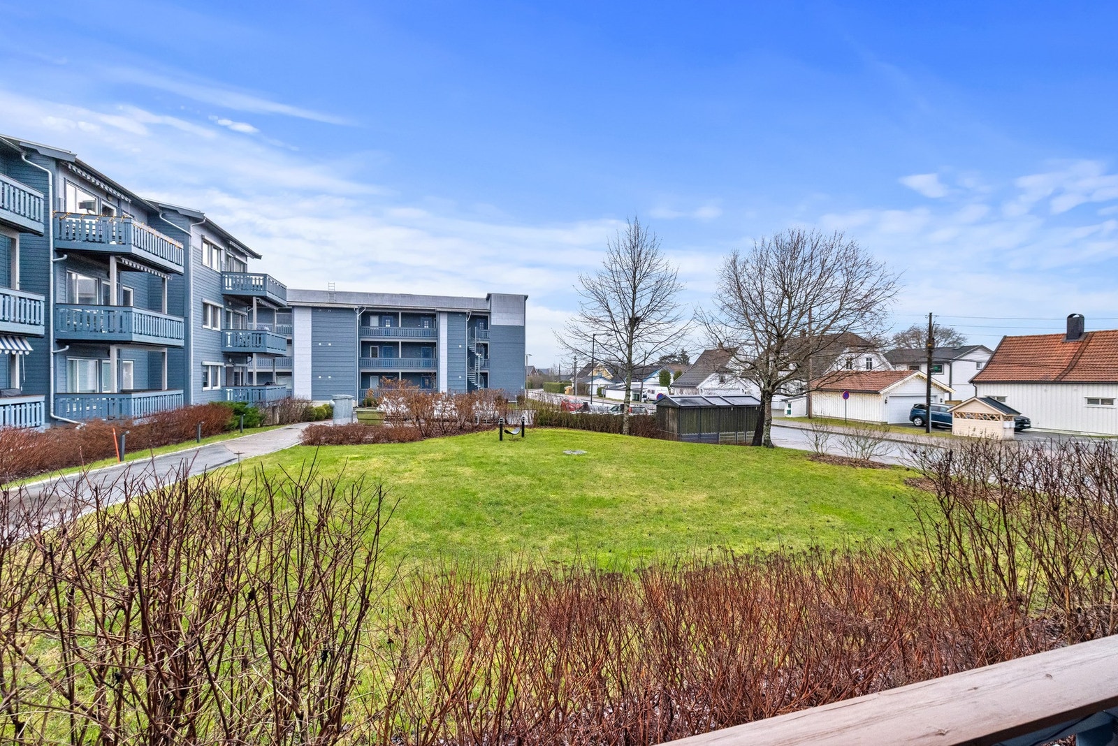 Rett utenfor leiligheten har du flott utsyn til grønne fellesarealer. Galleribilde