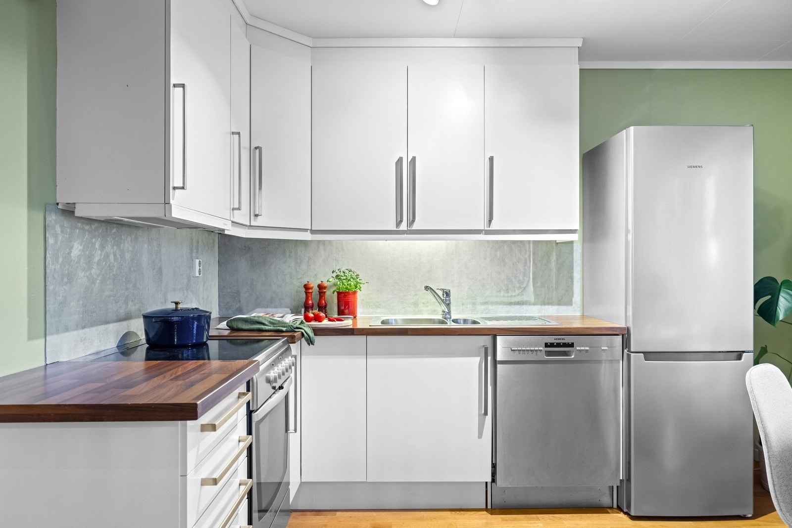 Her finner du også opplegg for oppvaskmaskin og rikelig skap- og benkeplass som gir effektiv oppbevaring og funksjonalitet. Galleribilde