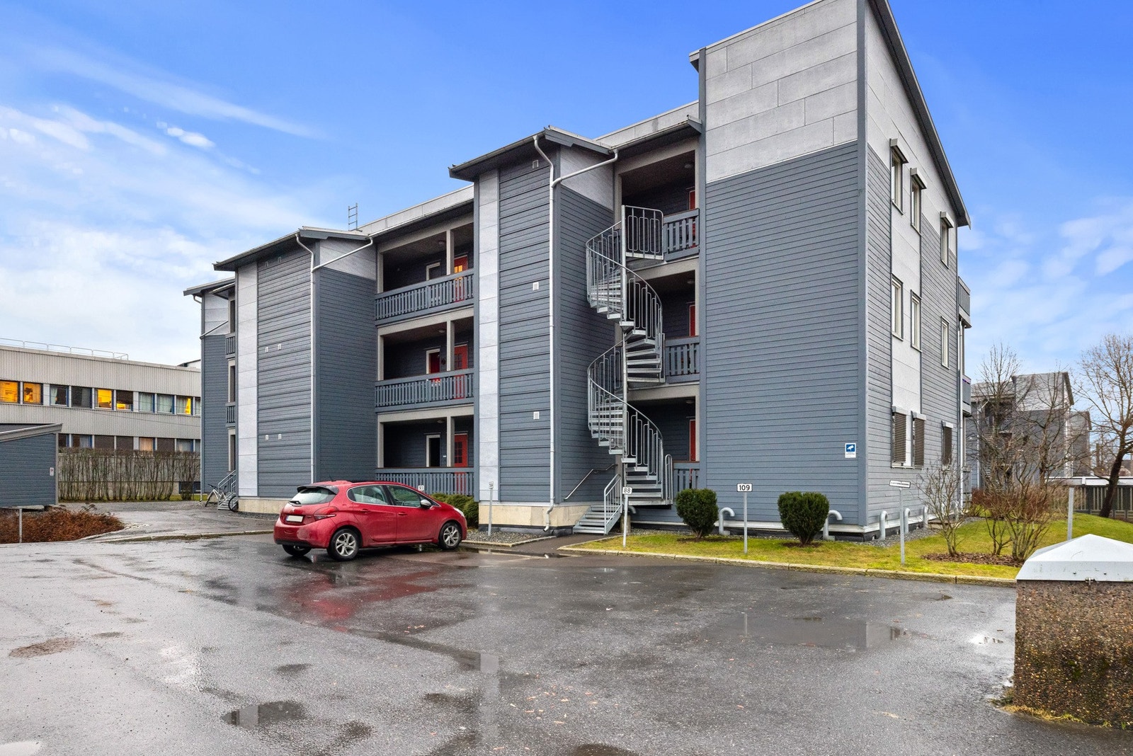 Det medfølger P-plass til leiligheten og det er gode parkeringsforhold for gjester også. Galleribilde