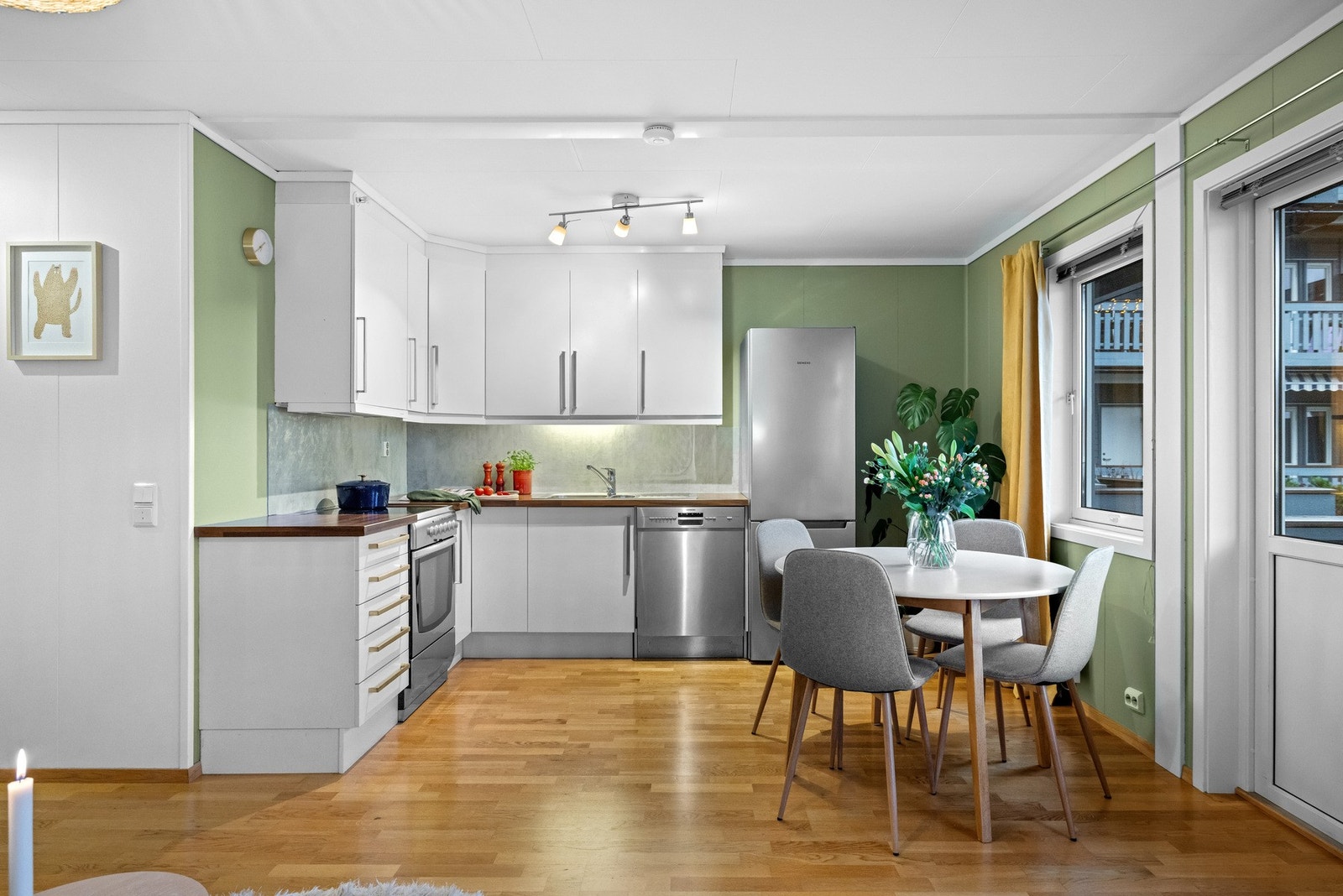 Kjøkkenet ligger i en praktisk hjørneløsning og består av innredning fra Norema. Galleribilde