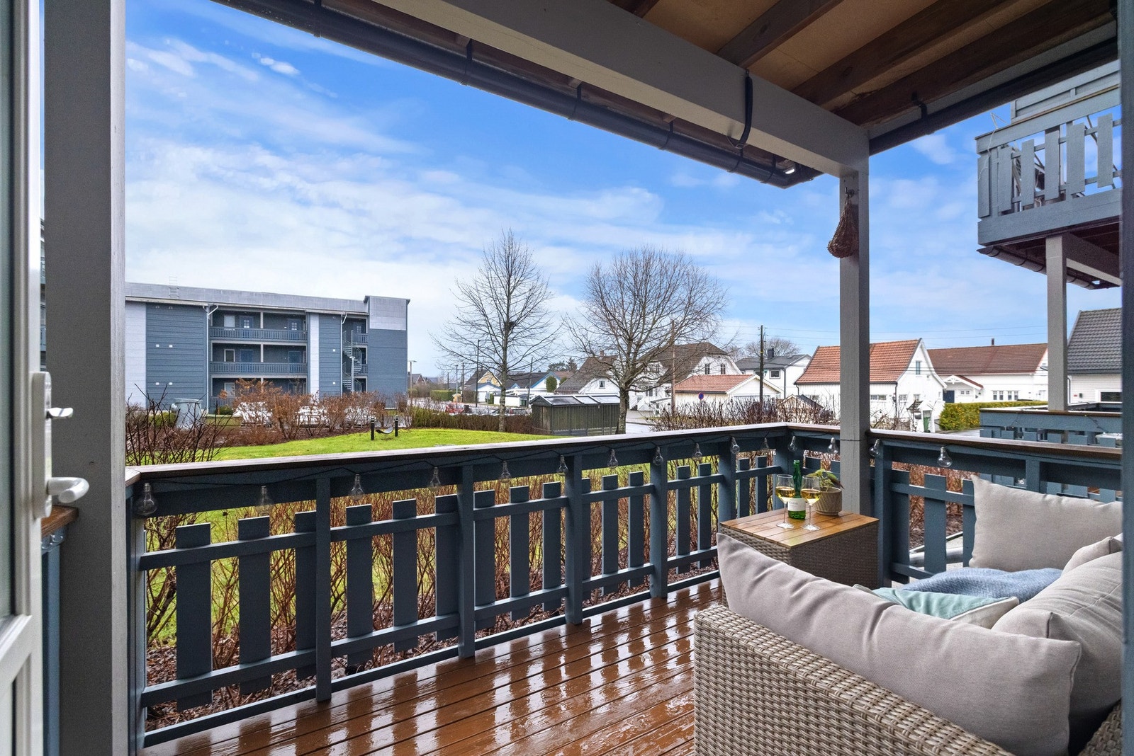 Det er gode solforhold og fungerer som en naturlig forlengelse av stuen. Galleribilde