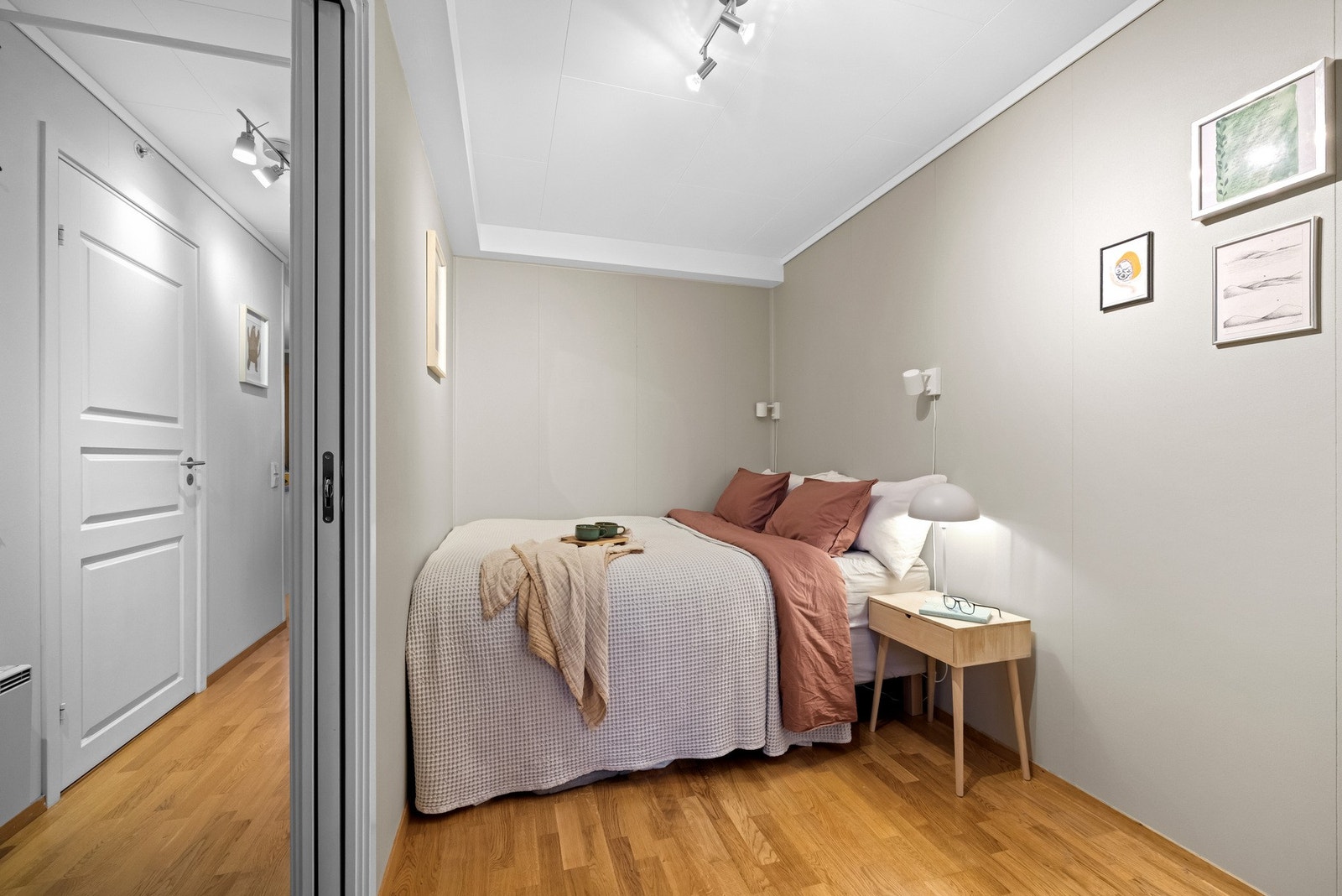 Soverommet har en romslig utforming og gir god plass til dobbeltseng, garderobeskap, nattbord og eventuell skrivepult. Galleribilde