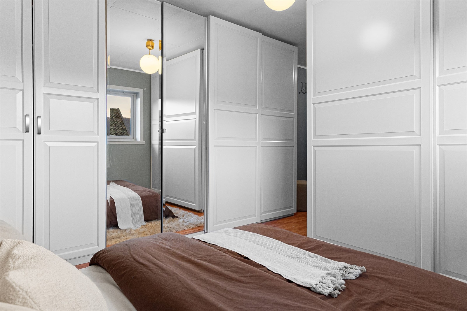 - Soverommet har også rikelig med garderobeskap samt god plass til dobbeltseng og nattbord - Galleribilde