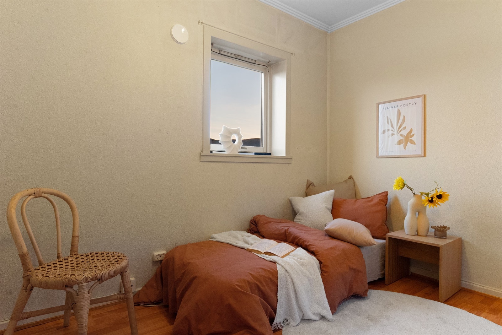 - Boligens andre soverom. Perfekt til gjester, kontor eller dersom man ønsker å leie ut et rom! - Galleribilde