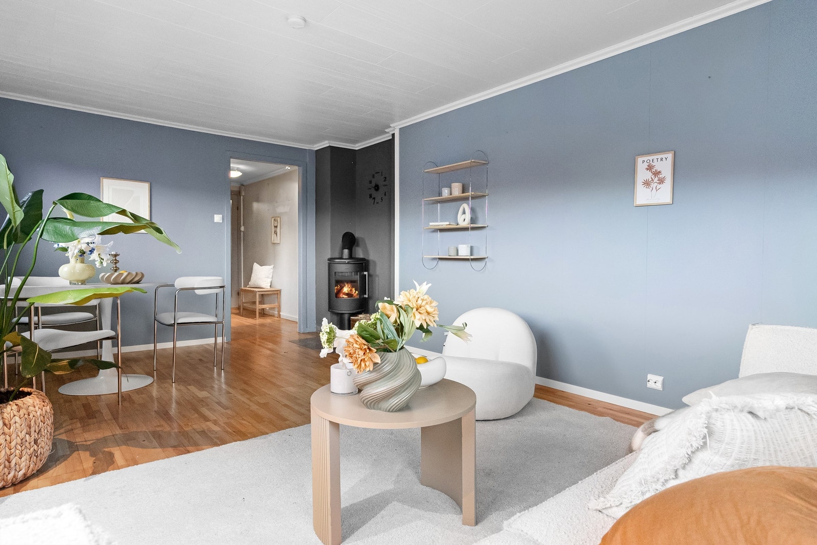 - Det er varmepumpe, samt peisovn i stuen - Galleribilde