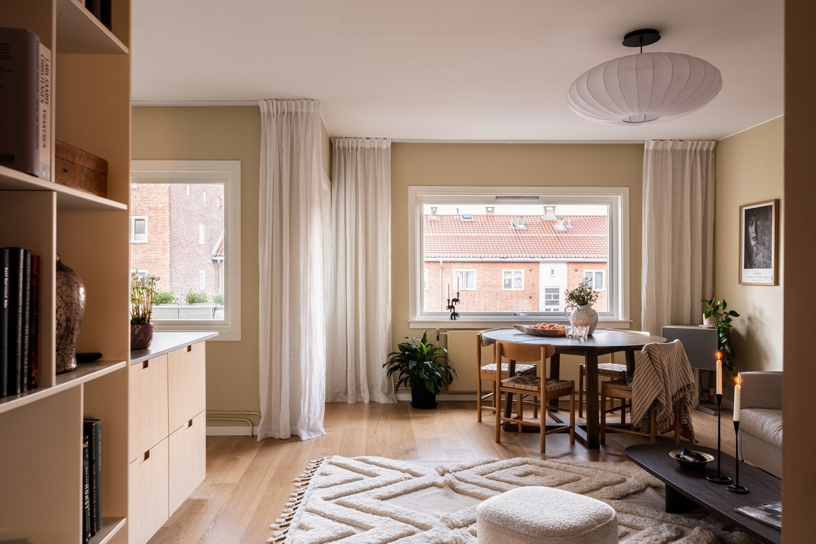 Den gjennomgående planløsningen gir lysinnslipp fra to sider. Galleribilde