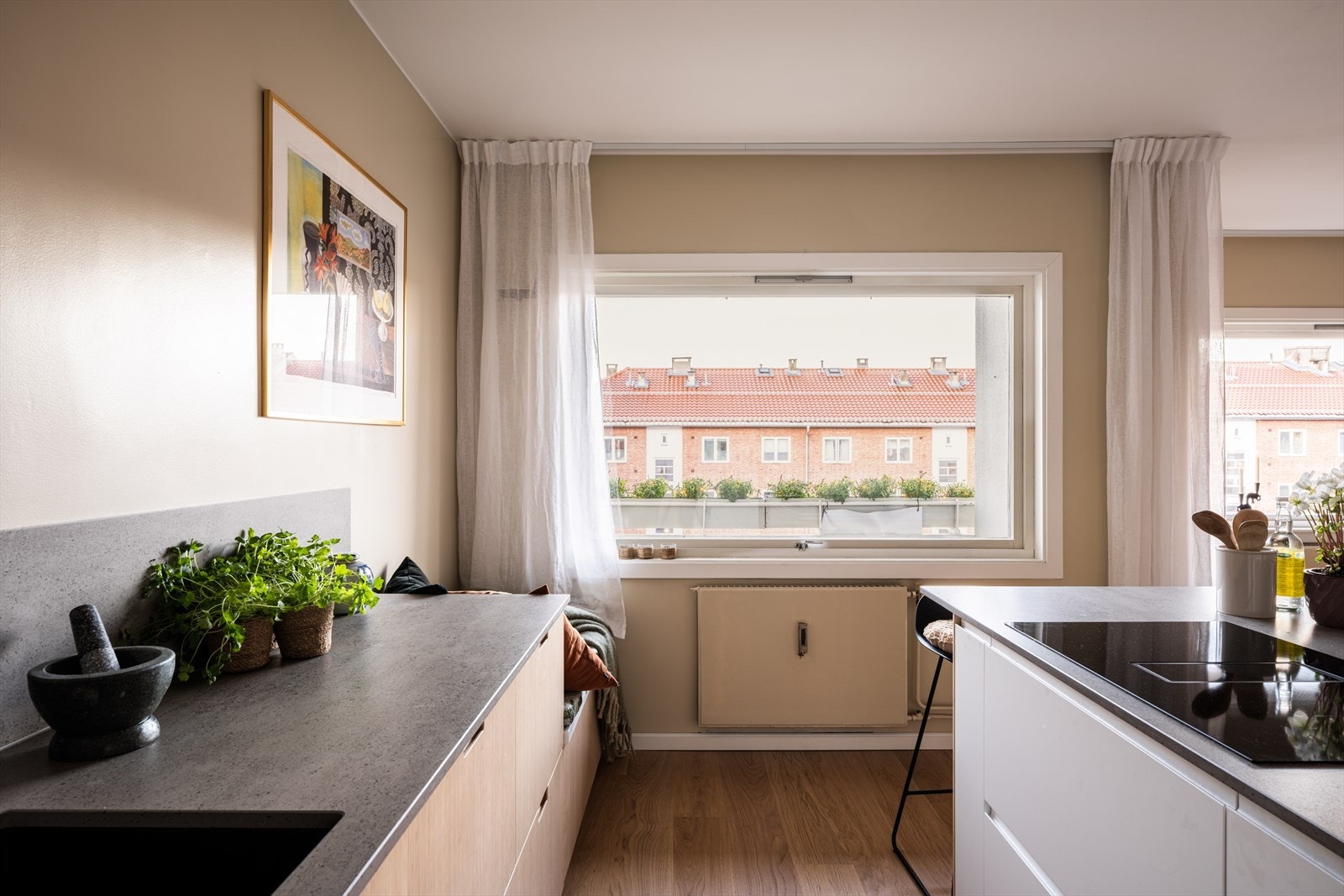 Fra kjøkkenet er det utsyn mot rolige omgivelser. Galleribilde