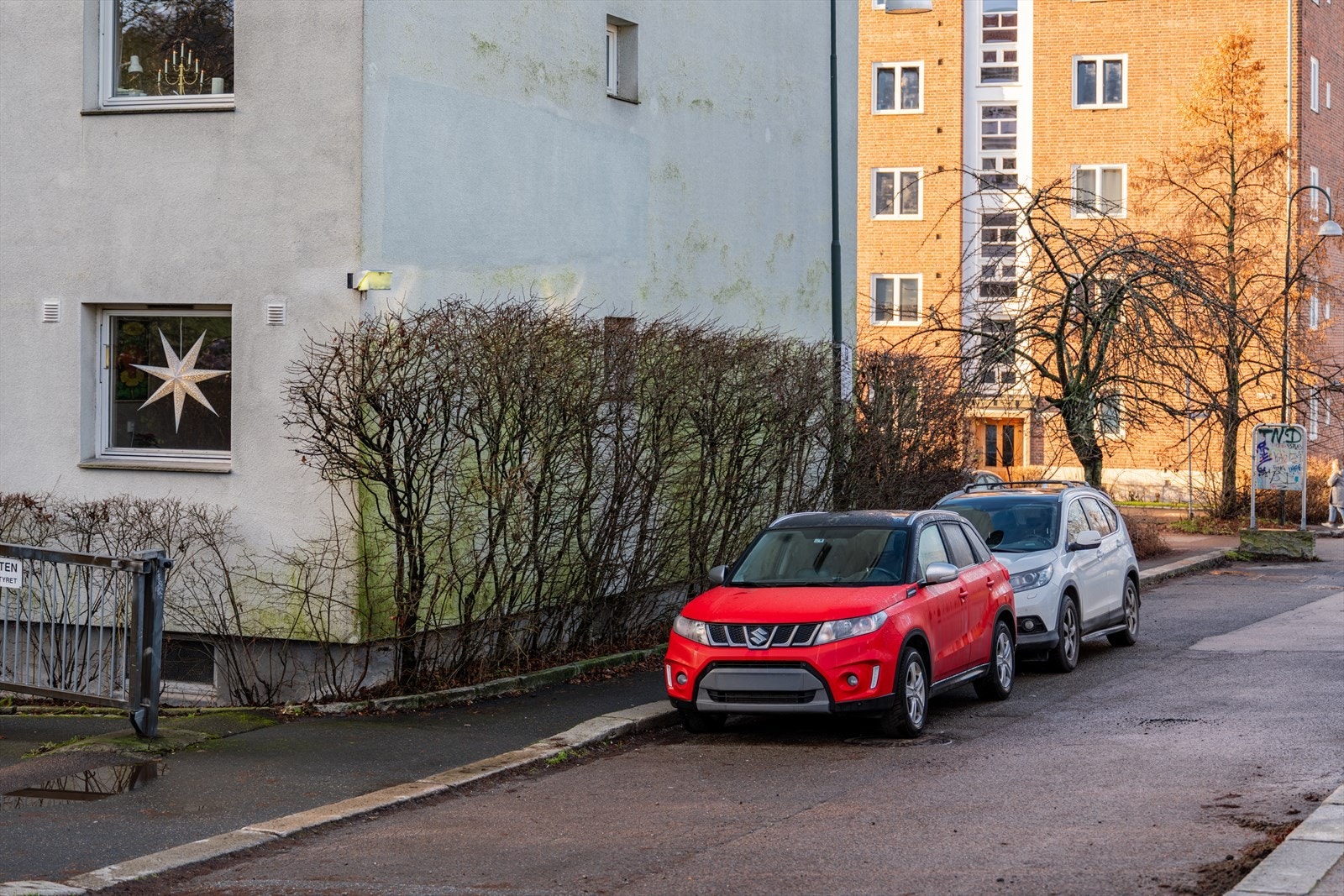 Parkering i gate etter gjeldende bestemmelser, samt gjesteparkering. Galleribilde