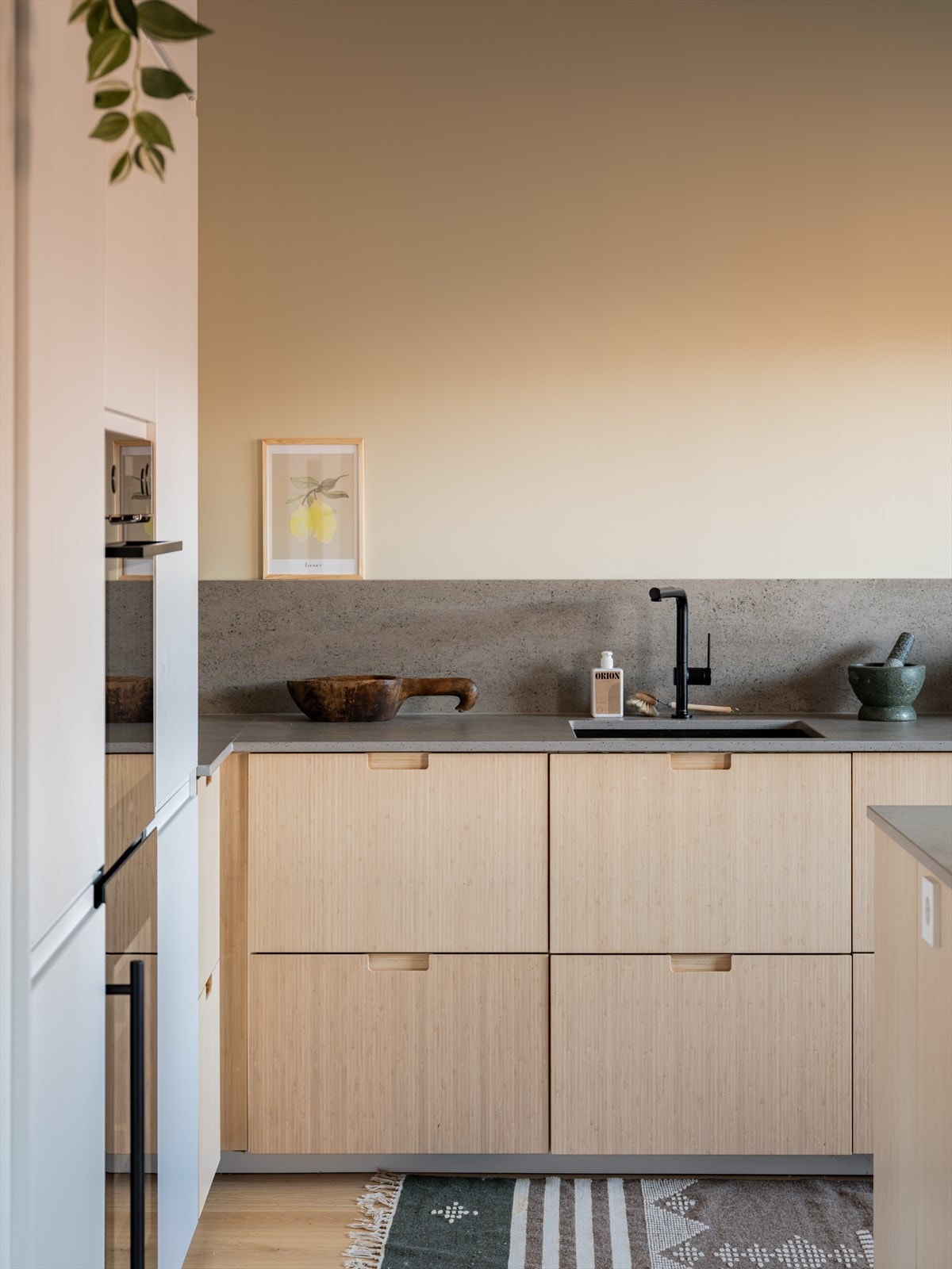 Grepeløse fronter i trestruktur gir et varmt og moderne uttrykk. Galleribilde