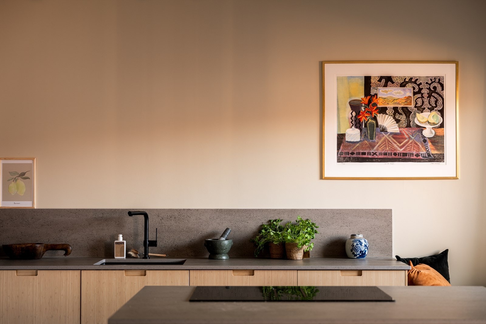 Stilren kjøkkeninnredning med slette fronter og underlimt vask. Galleribilde