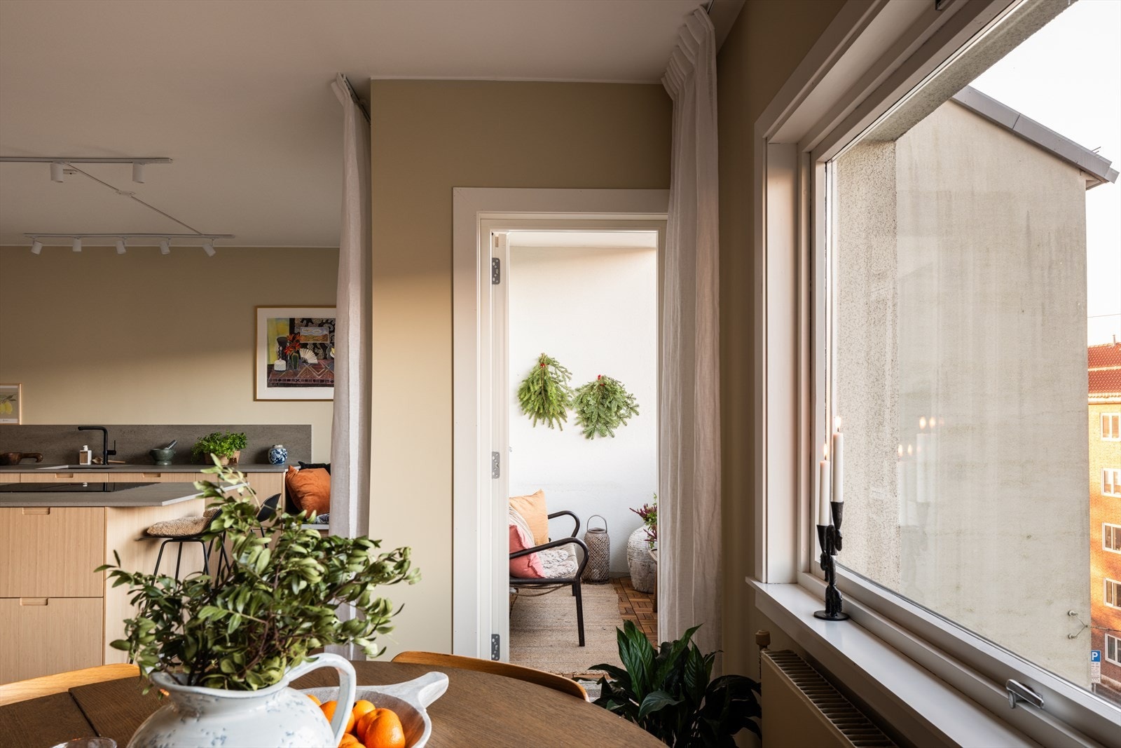 Fra stuen er det direkte utgang til den vestvendte balkongen. Galleribilde