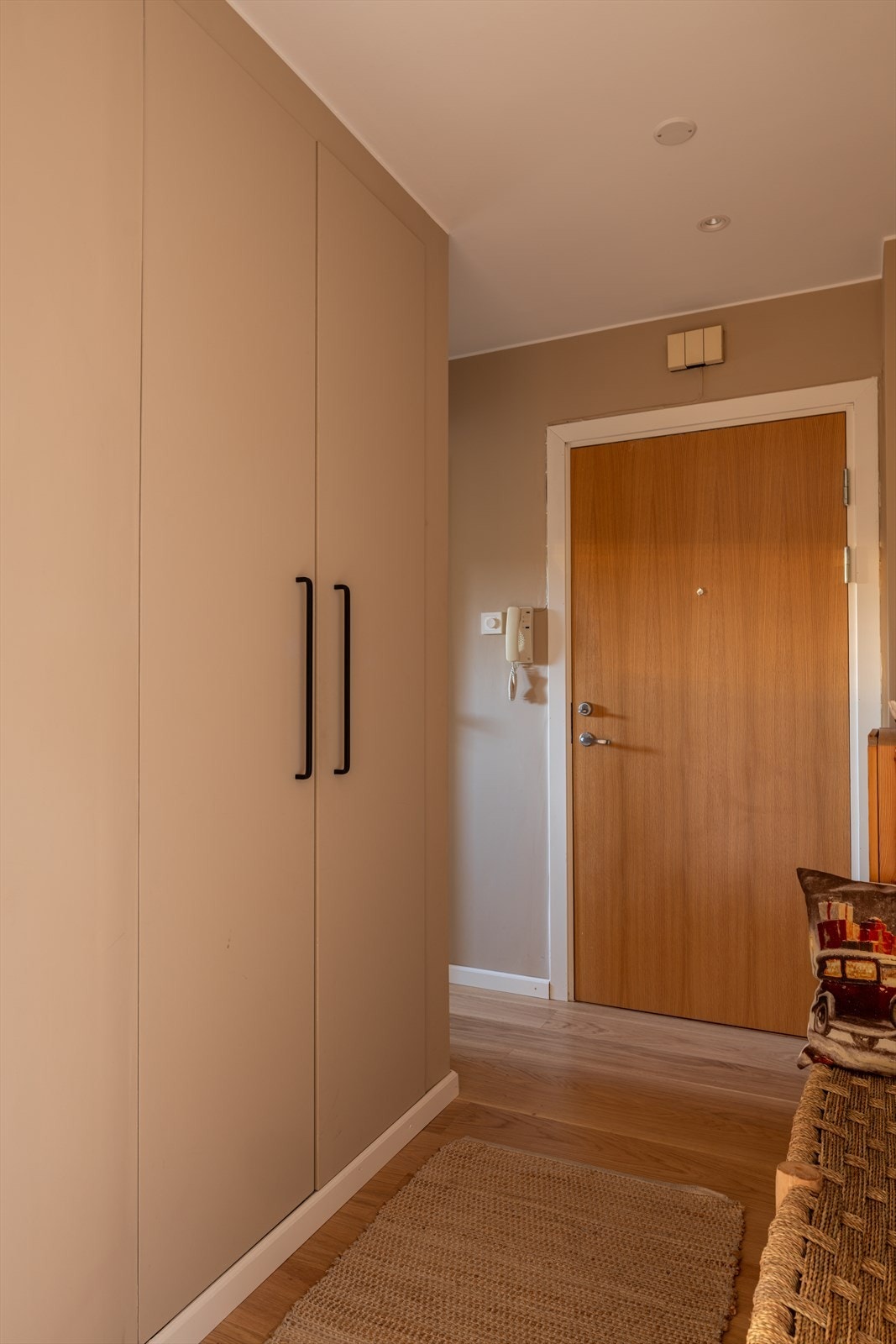 Plassbygde garderobeskap i gangen gir rikelig med oppbevaringsplass. Galleribilde