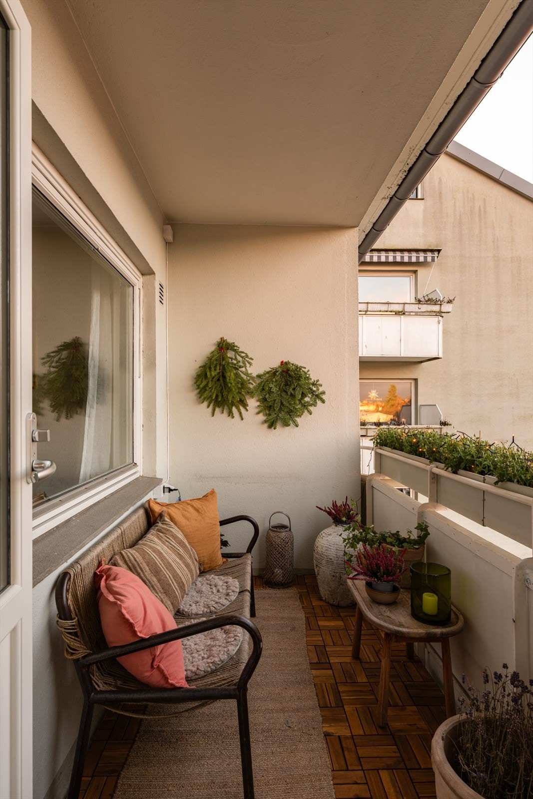 Balkongen har god plass til en sittegruppe. Galleribilde