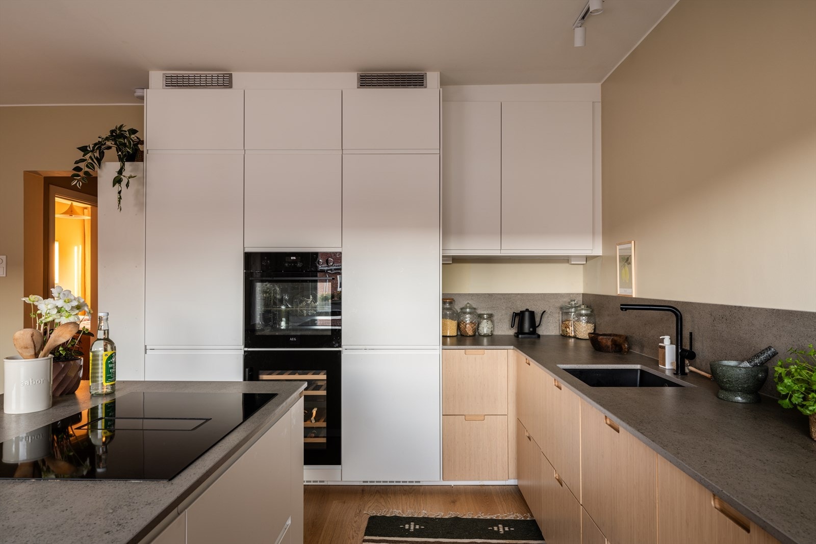 Kjøkkenet fra 2024 har rikelig med skap- og benkeplass. Galleribilde