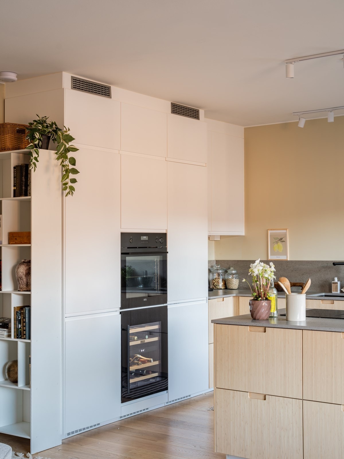 Integrerte hvitevarer inkluderer stekeovn og vinskap. Galleribilde