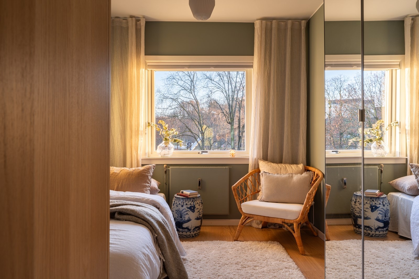 Også dette soverommet har vindu mot rolige omgivelser. Galleribilde