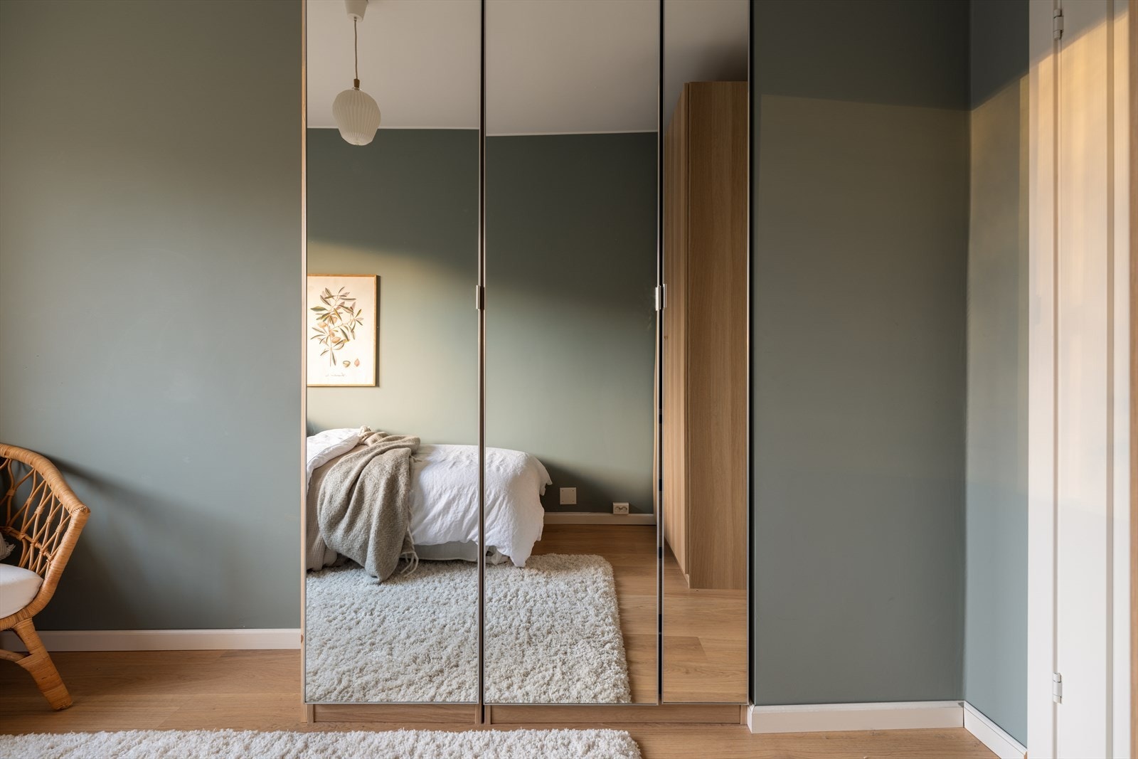 Skyvedørsgarderobe med speilfronter gir rikelig med oppbevaring og en god romfølelse. Galleribilde