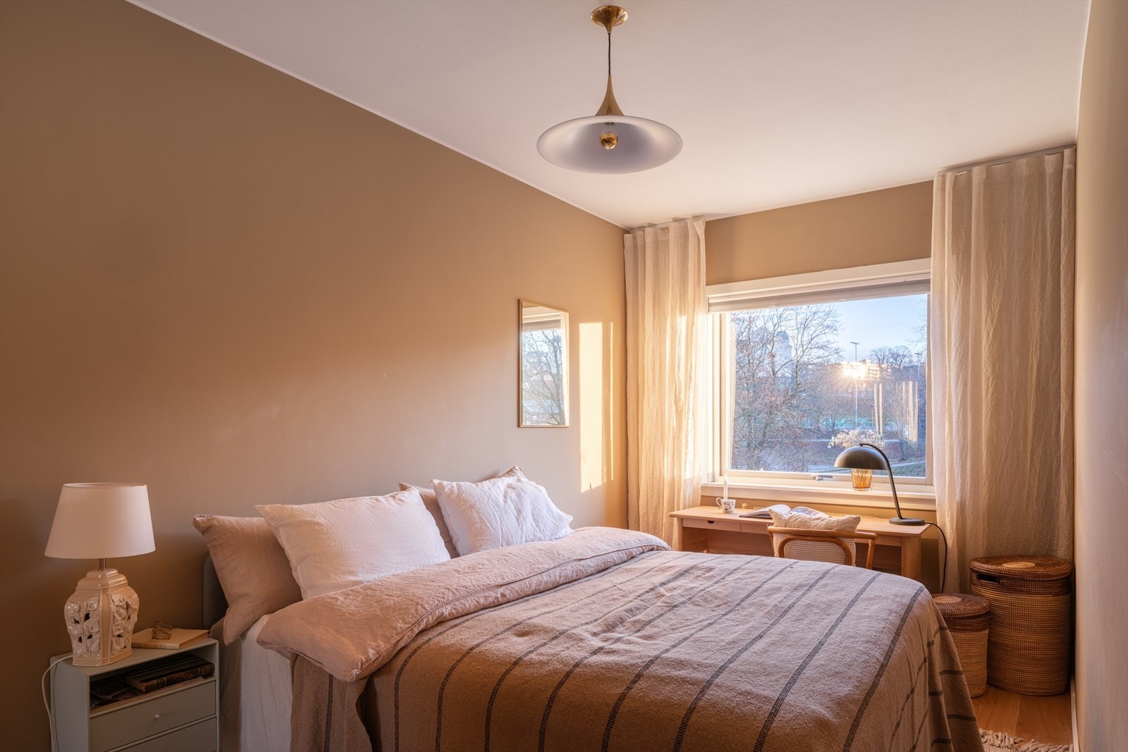 Romslig hovedsoverom med god plass til dobbeltseng og nattbord. Galleribilde