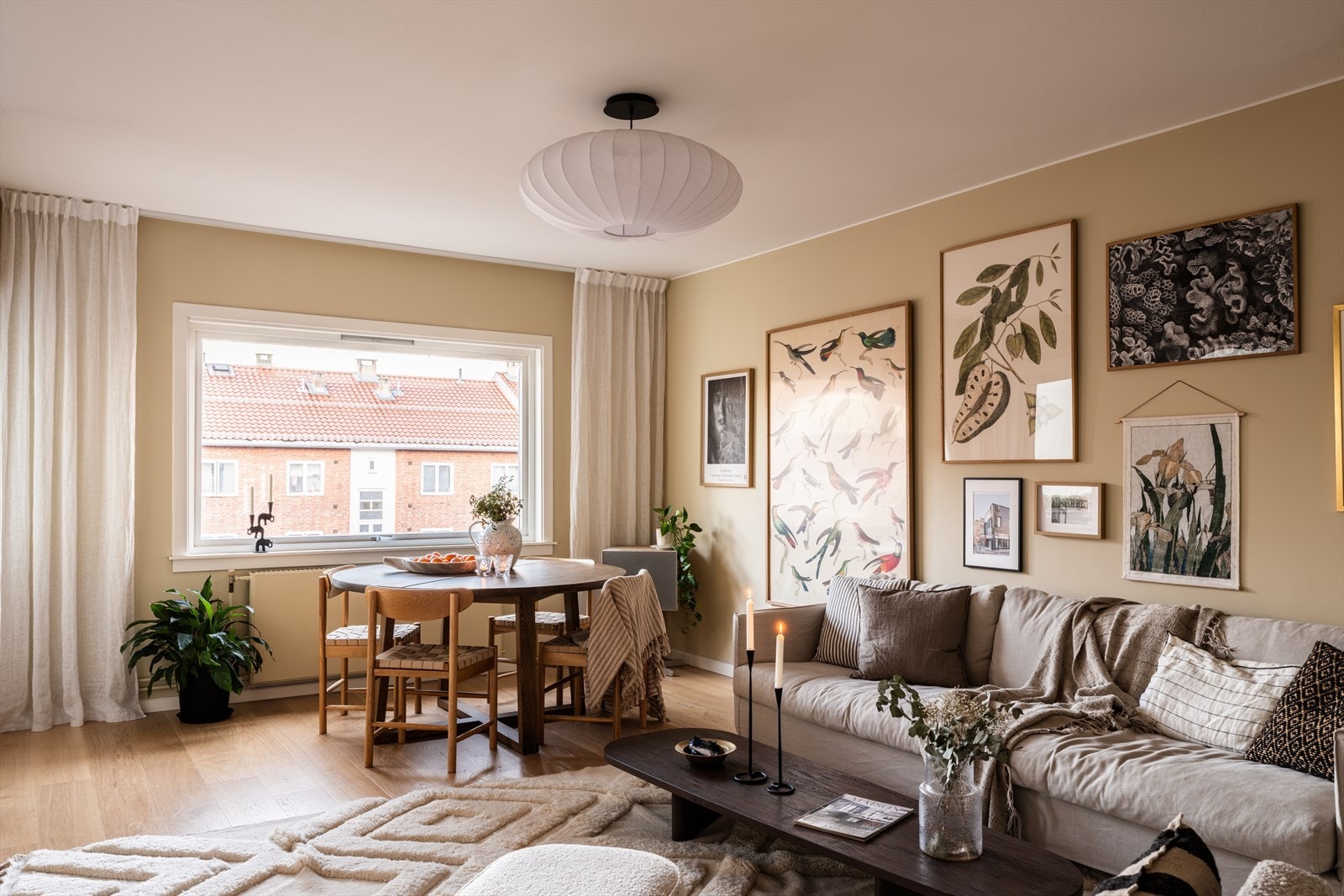 Alle overflater i oppholdsrom ble oppgradert i 2024, inkludert ny parkett på gulv. Galleribilde