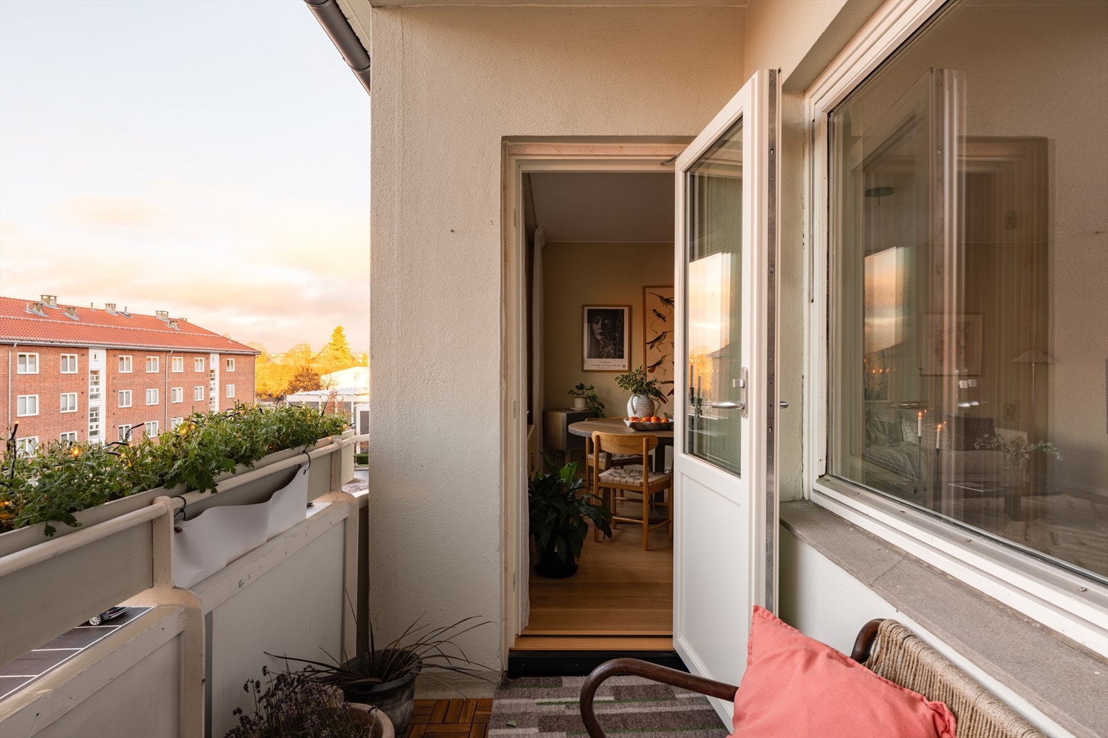 Her kan ettermiddagssolen nytes med utsyn mot fellesarealene. Galleribilde