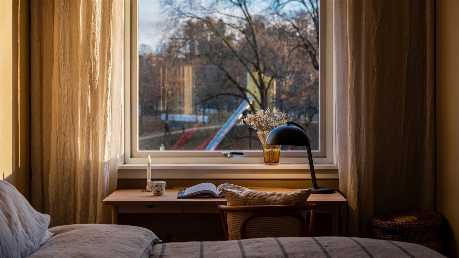 Det er plass til en kontorløsning ved vinduet. Galleribilde