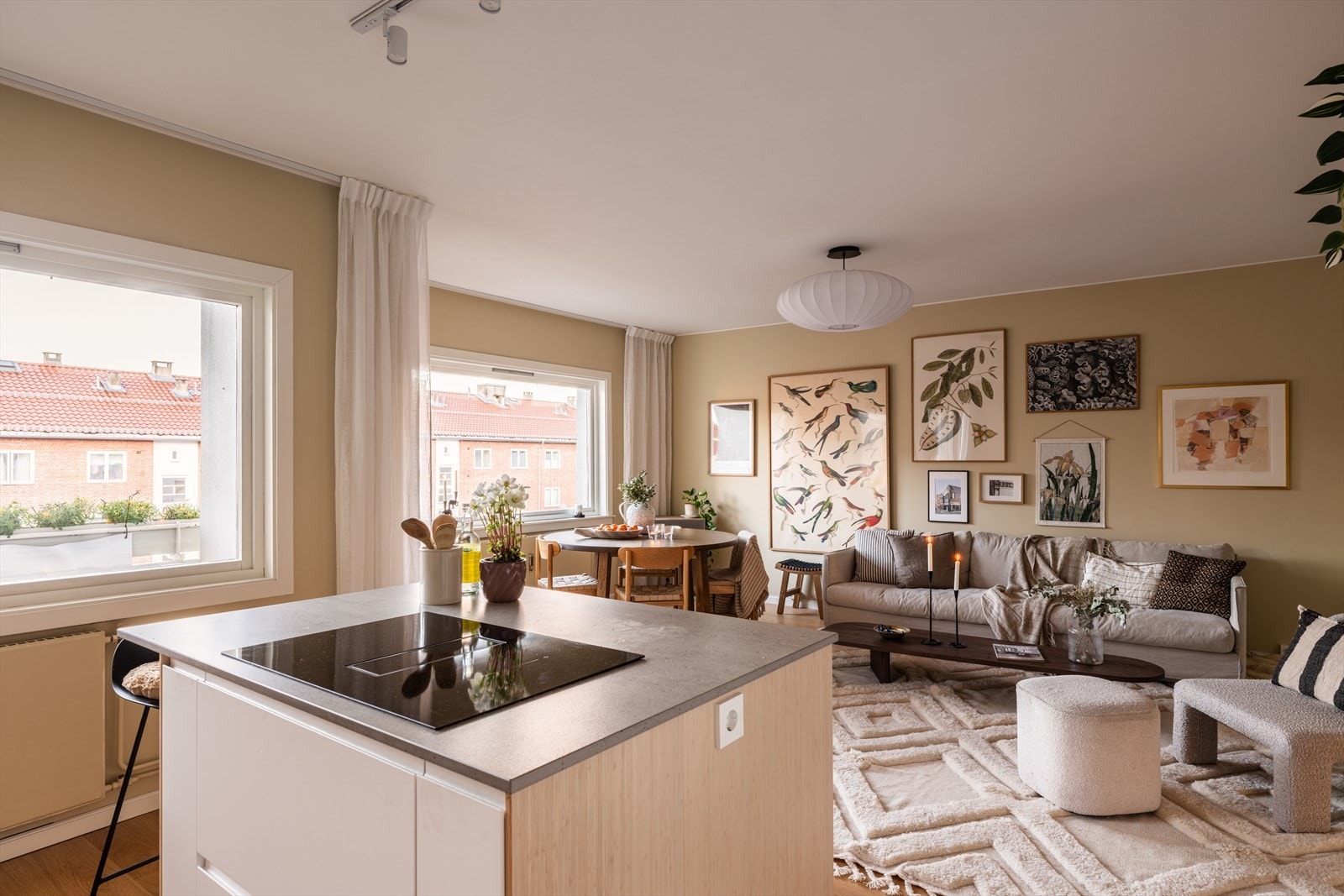 Den åpne løsningen er ideell for sosiale sammenkomster. Galleribilde