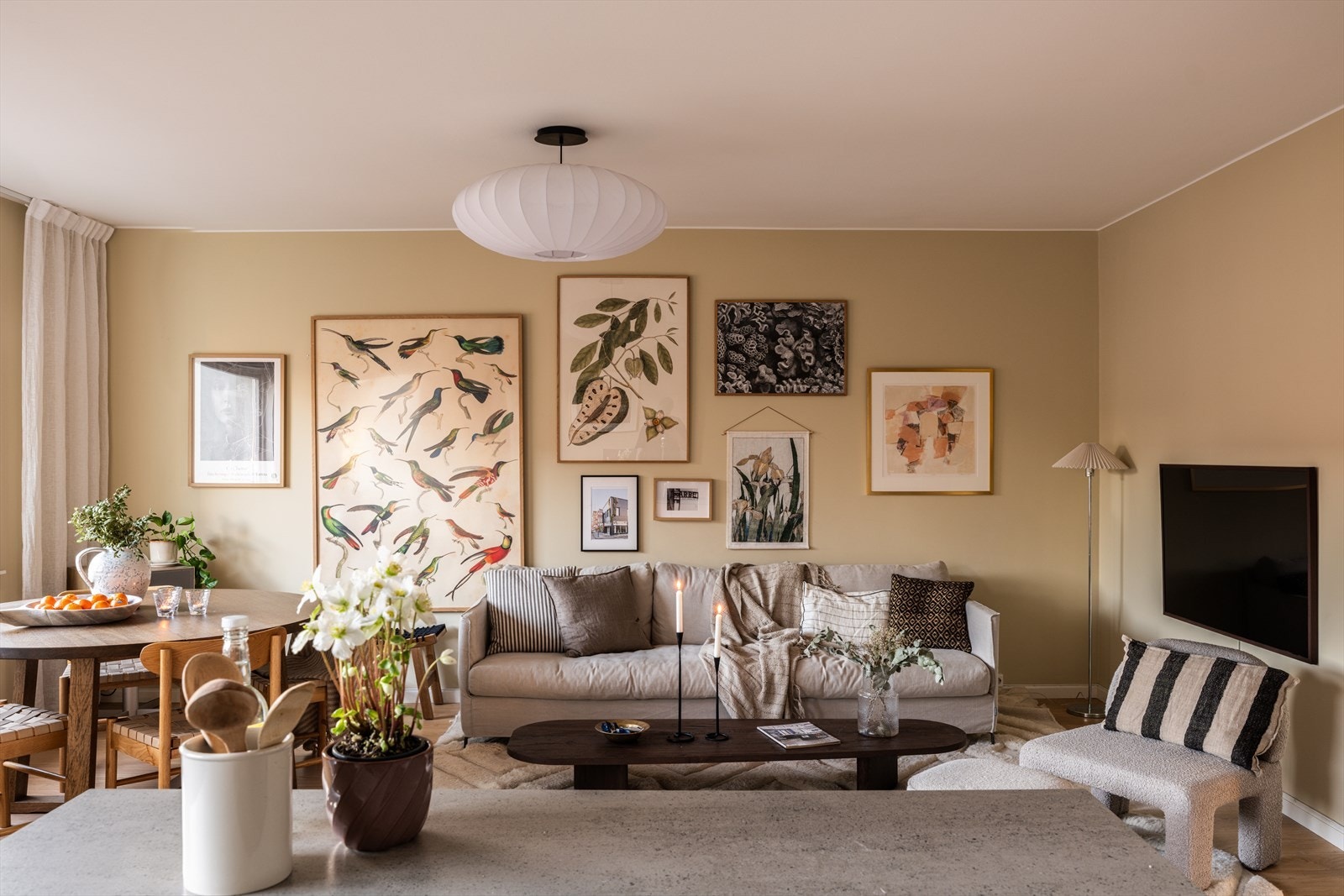 Kjøkkenøya fungerer som et naturlig samlingspunkt og en praktisk arbeidsflate. Galleribilde