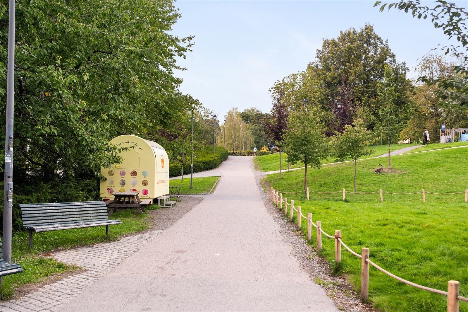 Leiligheten ligger i et sentralt og urbant boligområde på Tøyen, rett ved Botanisk hage - en av Oslos vakreste parker. Galleribilde