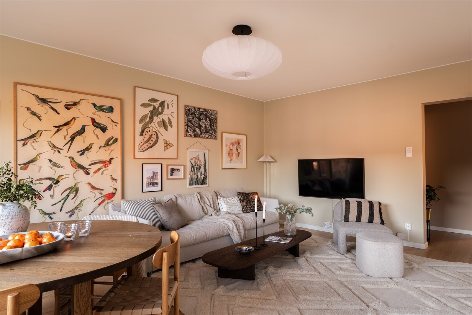 Stuen har god plass til både sofagruppe og øvrig møblement. Galleribilde