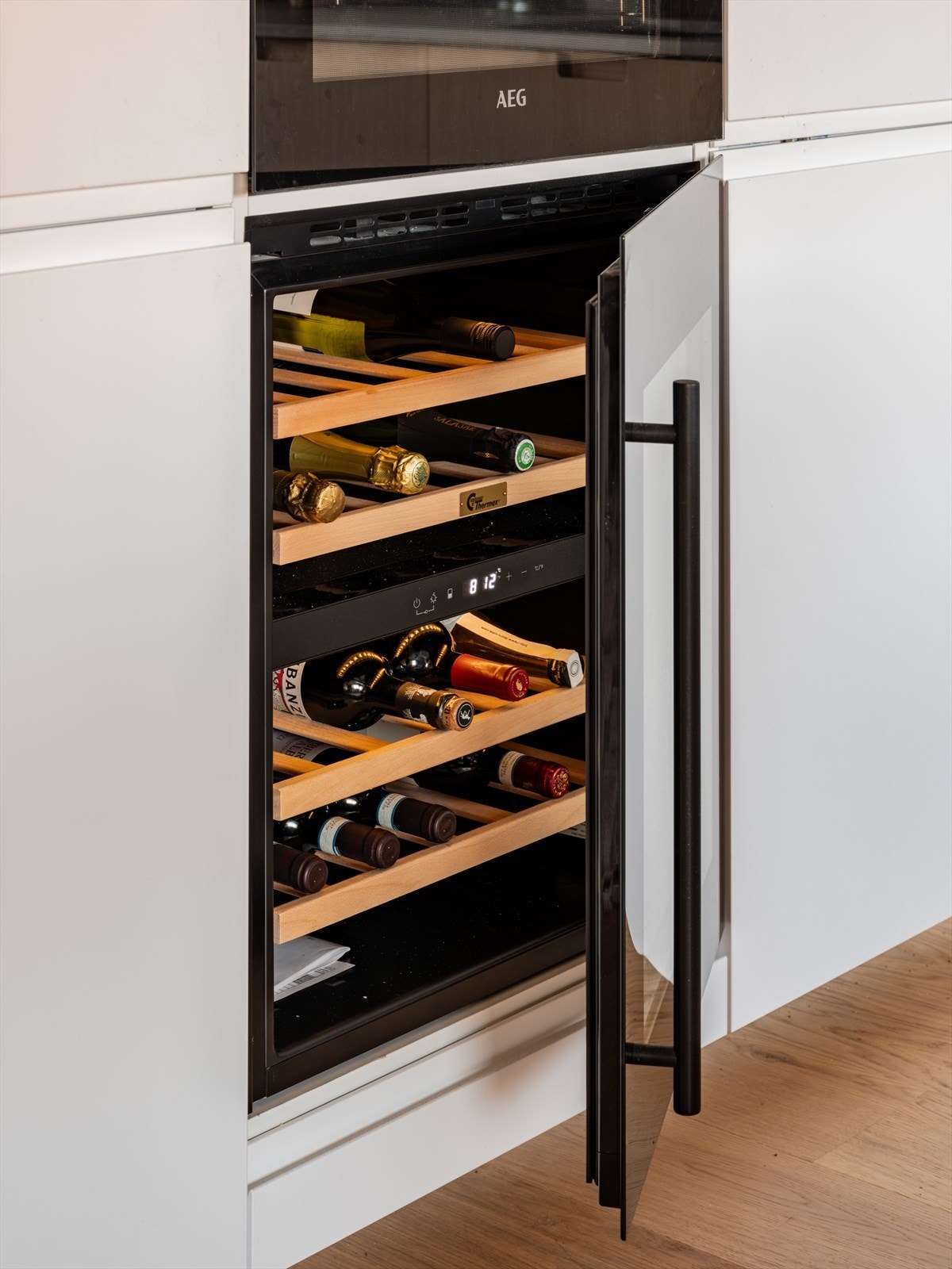 Vinskapet fra AEG er elegant integrert i høyskapet. Galleribilde