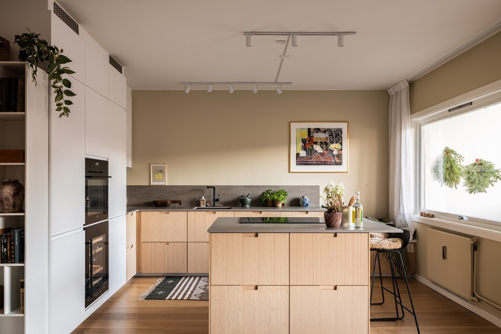 Leiligheten ble omfattende oppusset i 2024, med blant annet et nytt og moderne kjøkken. Galleribilde